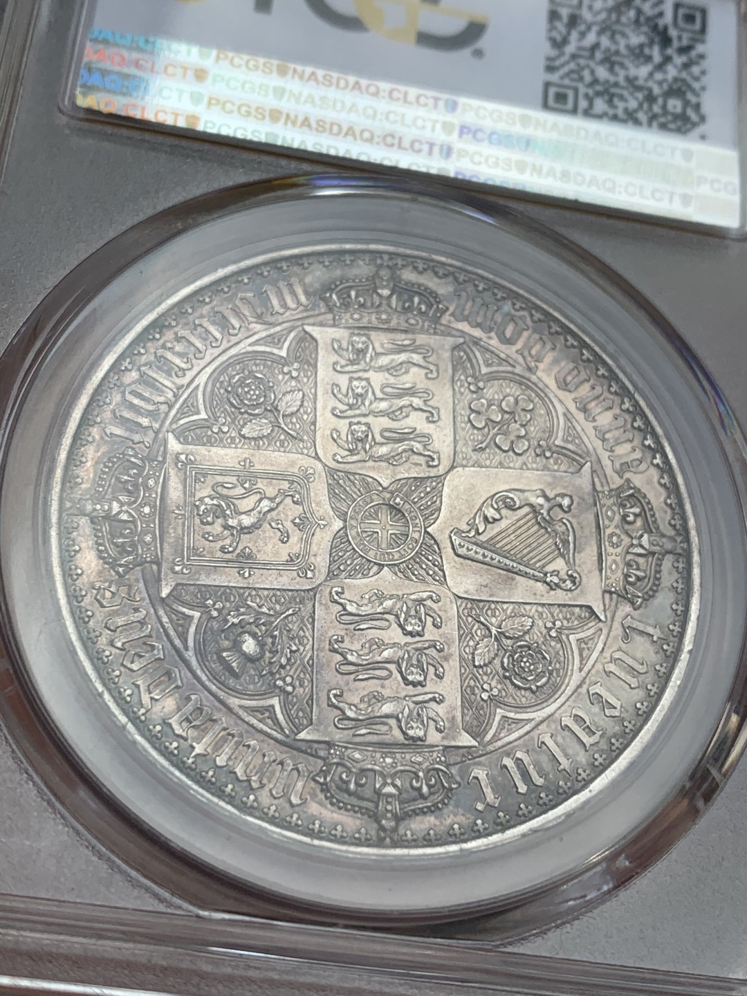 《竞宝斋》第71场-本周日，周一2场连拍（全场不限金额包邮） 最美钱币 PCGS-PR61 英国1847年 维多利亚女王 哥特体克朗 五彩包浆  精美的花纹 钱币爱好者的理想藏品