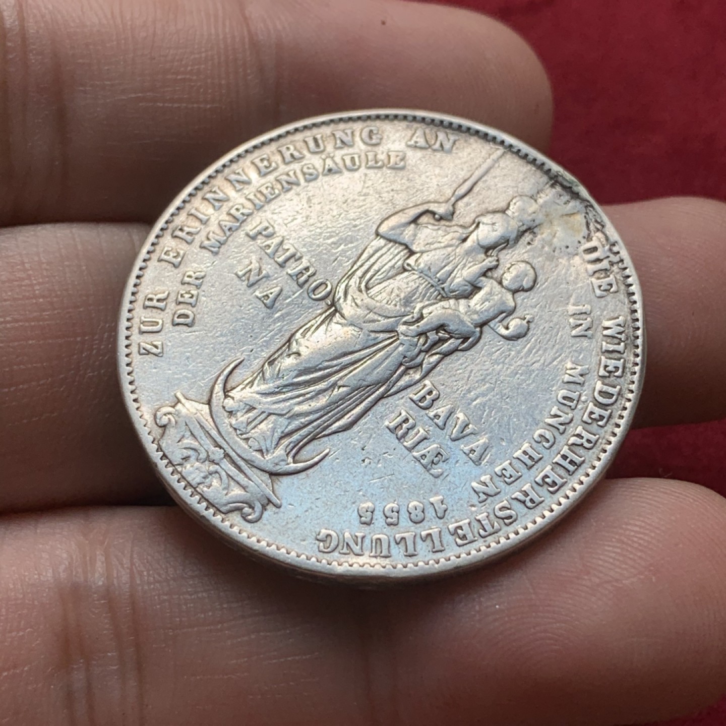 《竞宝斋》第71场-本周日，周一2场连拍（全场不限金额包邮） 1855年巴伐利亚马克西米利安2盾大银币，做过首饰有焊点。