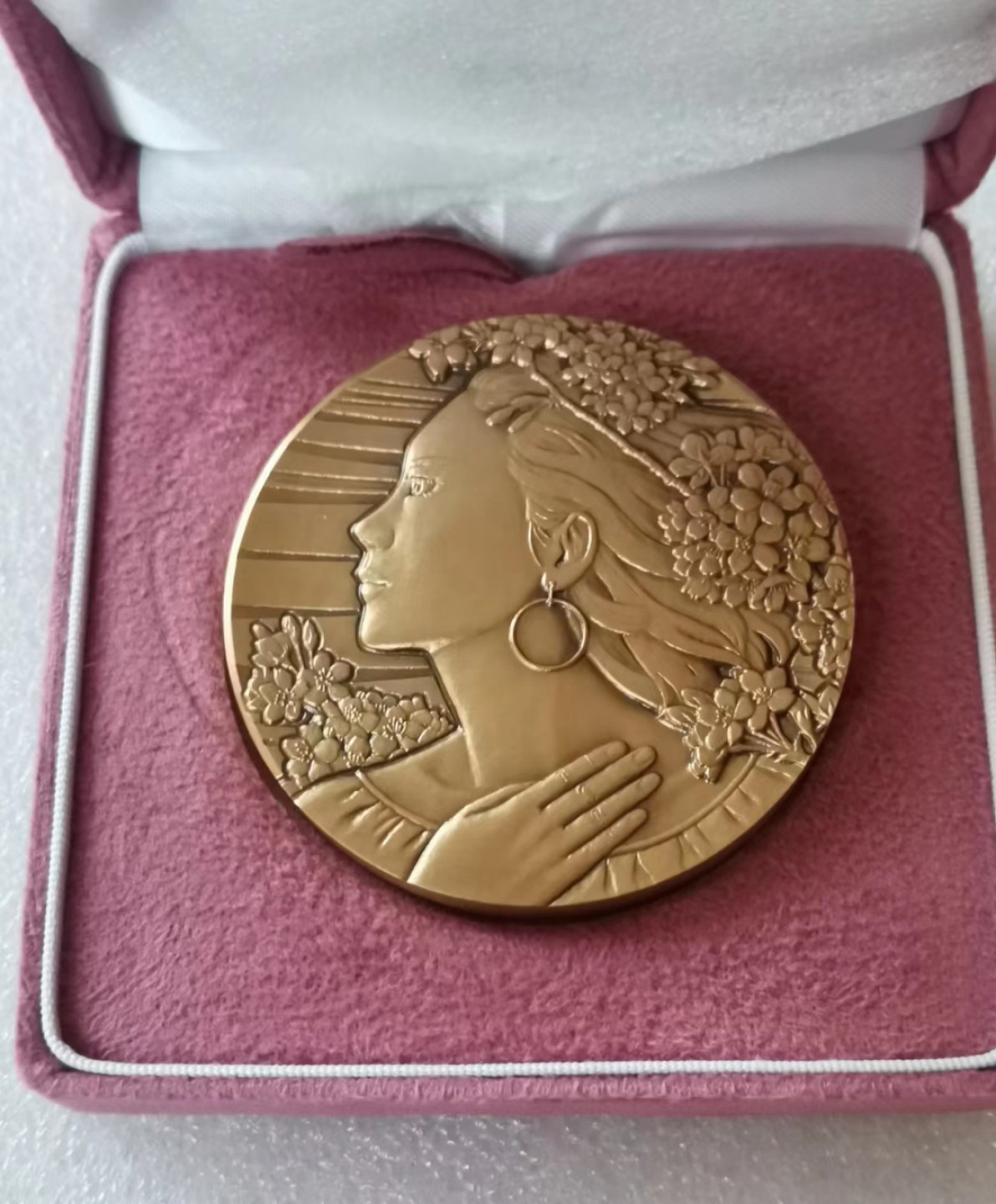 瓶子🏺第46期拍卖会 日本2012年铸币局纪念春风美女铜章（原盒证）