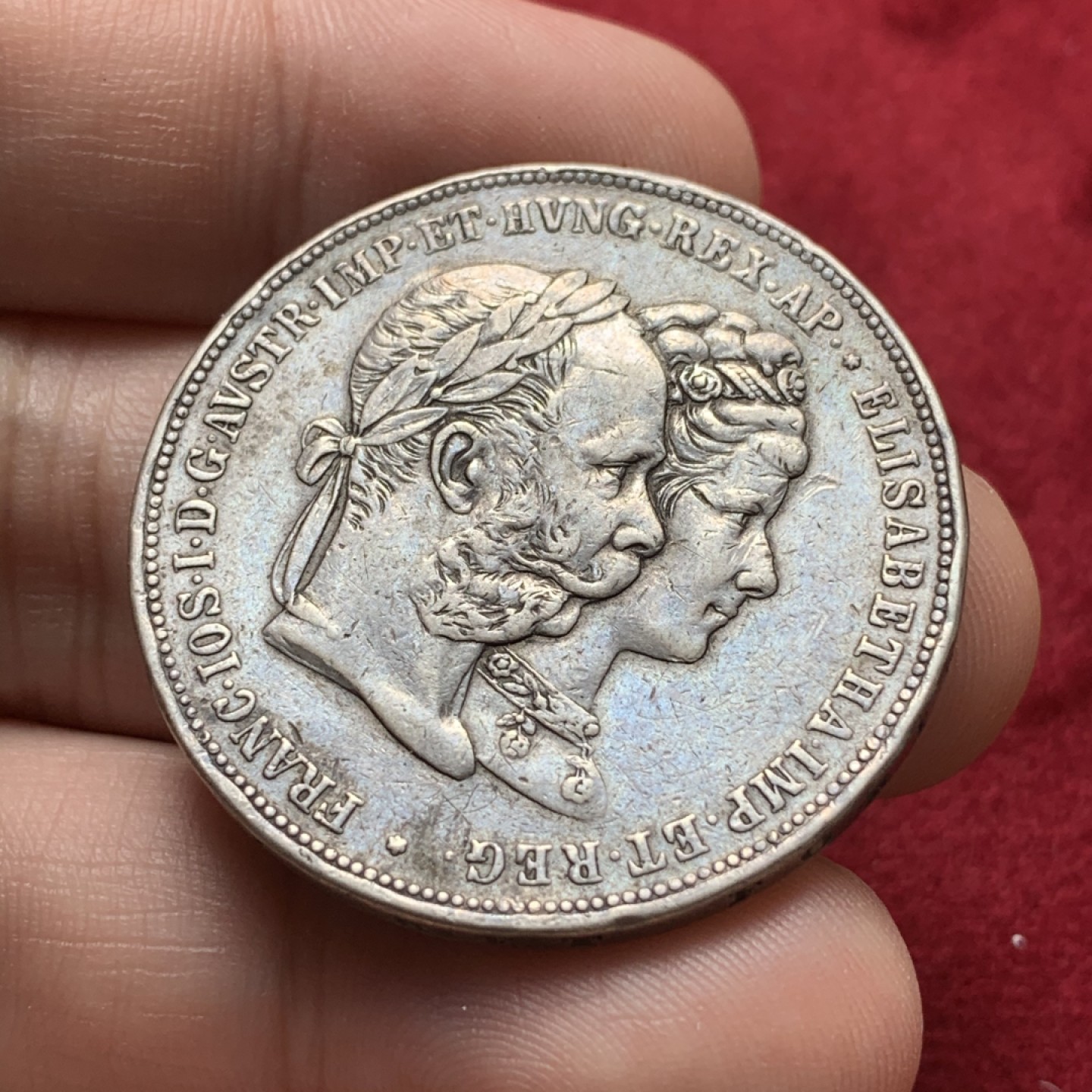 《竞宝斋》第71场-本周日，周一2场连拍（全场不限金额包邮） 1879年奥地利皇帝弗朗茨和茜茜公主银婚纪念2弗洛林大银币，有焊点，细节尚可未洗。