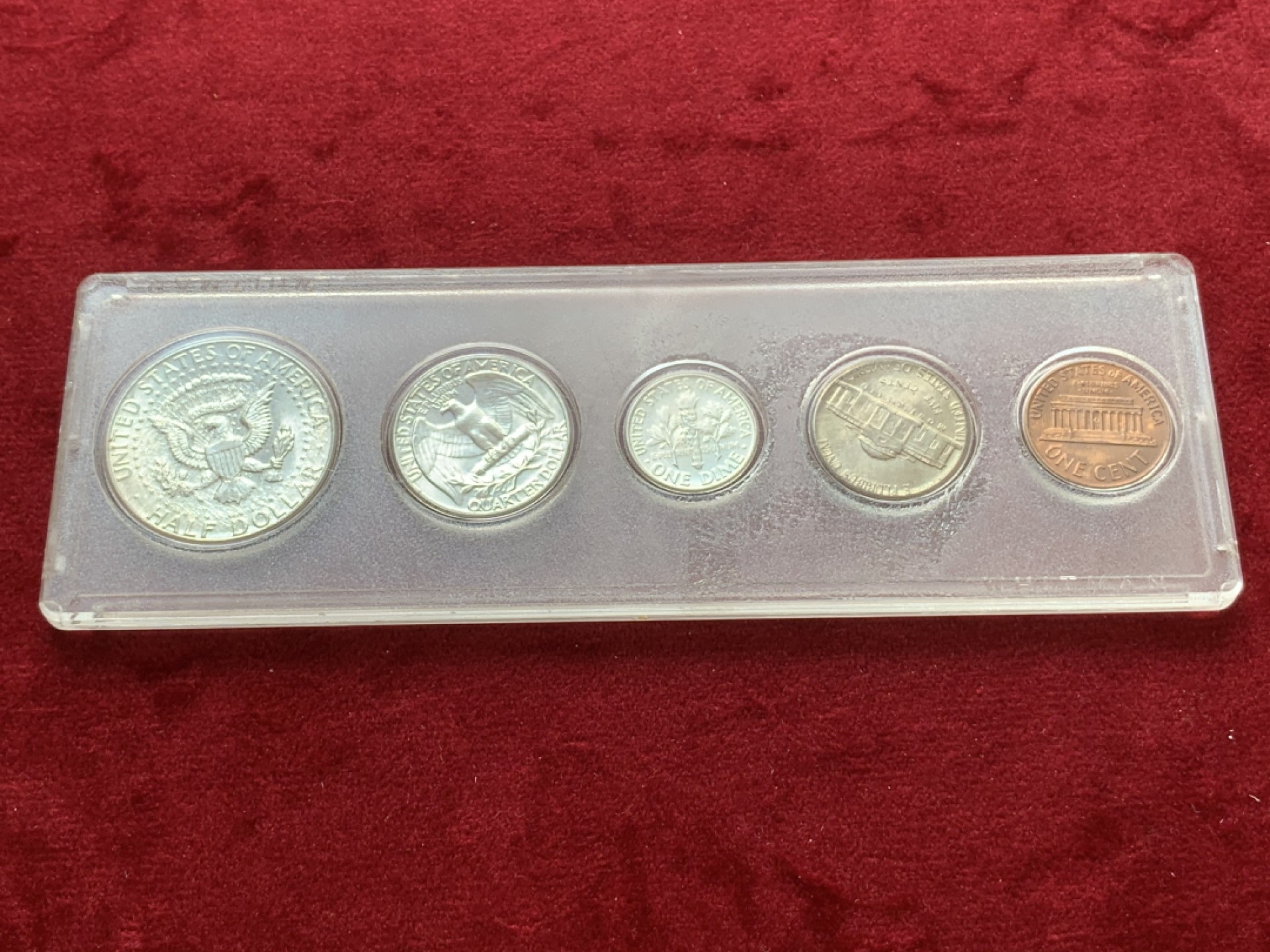 《竞宝斋》第71场-本周日，周一2场连拍（全场不限金额包邮） BU 盒装精装3银币套币 美国 1964年等 含1964年半美元和1/4美元以及1962年1/10美元银币，五枚都是BU品相，底板车轮光光彩夺目，盒子有点脏币的状态很棒