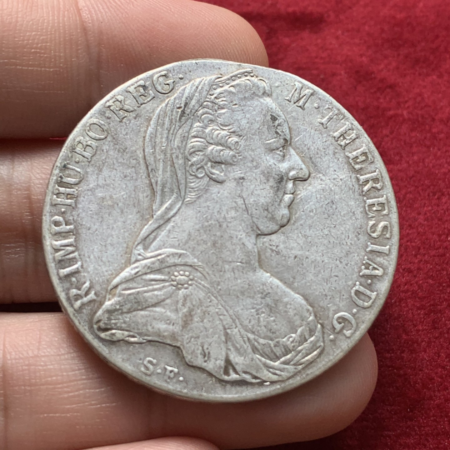 《竞宝斋》第71场-本周日，周一2场连拍（全场不限金额包邮） 奥地利 “1780年” 大奶妈 泰勒银币   双须版 应该做过吊坠 12点位置有痕迹  其他状态都挺好 可以当个品种