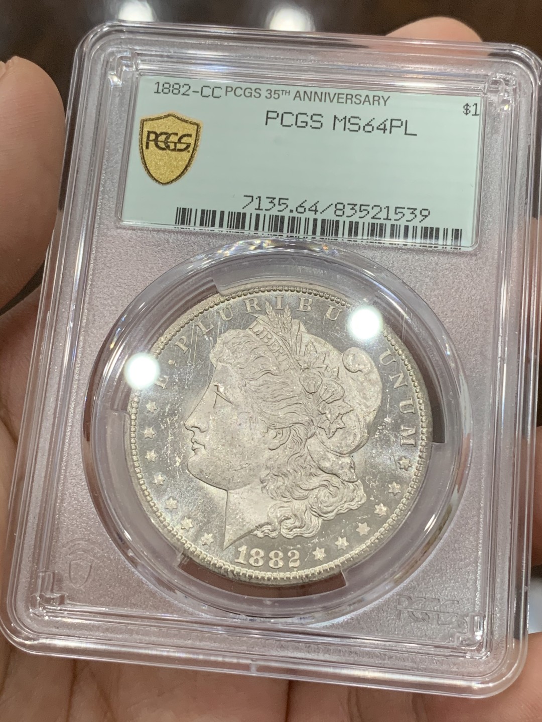 《竞宝斋》第71场-本周日，周一2场连拍（全场不限金额包邮） PCGS-MS64PL 美国 1882年 一美元 摩根币 卡森厂+类精致+35周年限定标 一步到位 