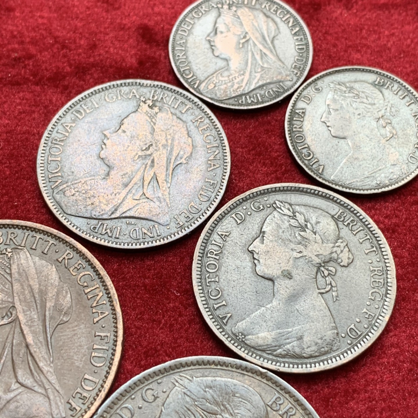 《竞宝斋》第71场-本周日，周一2场连拍（全场不限金额包邮） 英国维多利亚女王时期1862-1900年青年/披纱两版1法新、1/2便士、1便士三铜板2套6枚 裸币佳品