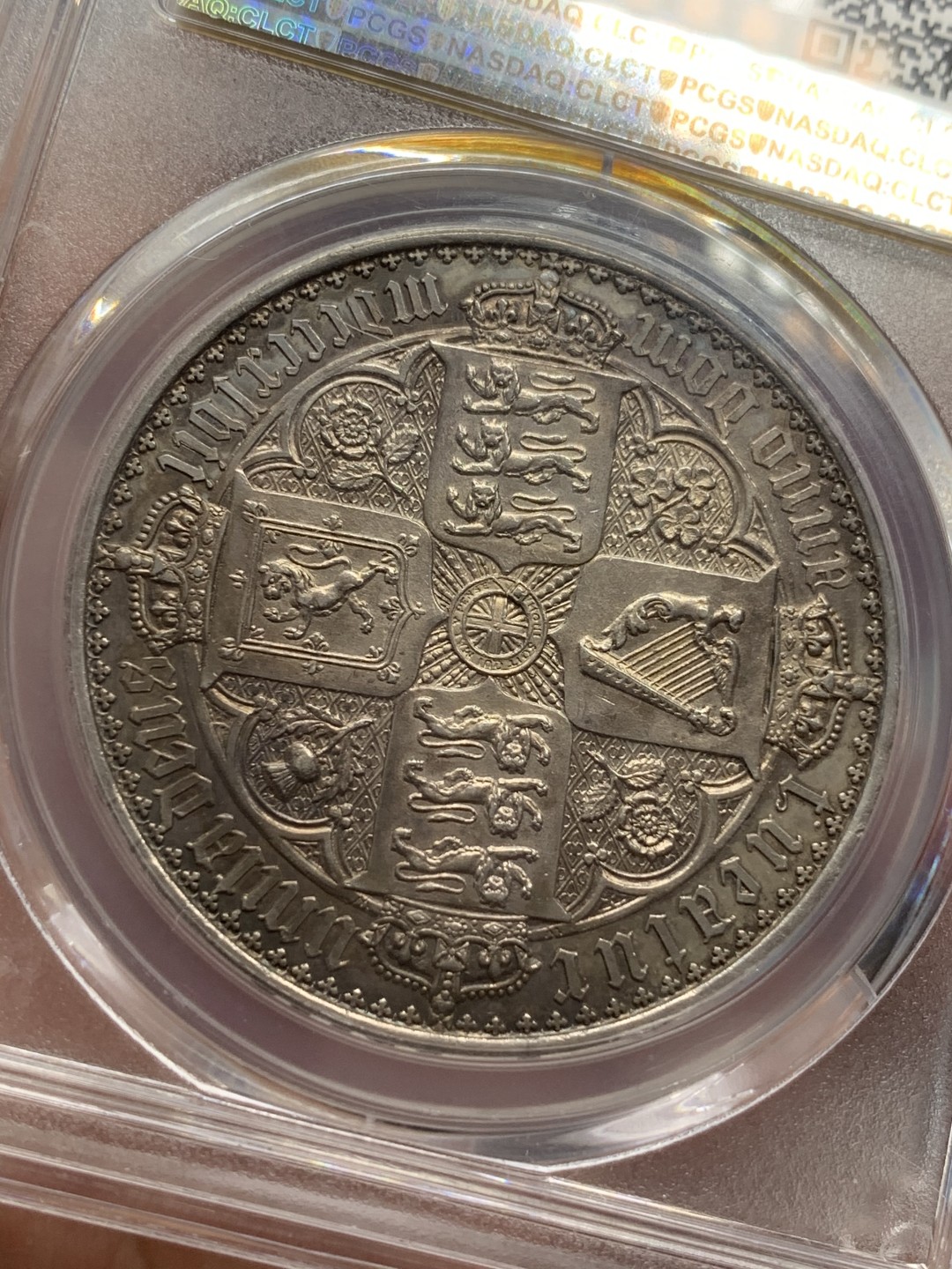 《竞宝斋》第71场-本周日，周一2场连拍（全场不限金额包邮） 最美钱币 PCGS-PR61 英国1847年 维多利亚女王 哥特体克朗 五彩包浆  精美的花纹 钱币爱好者的理想藏品