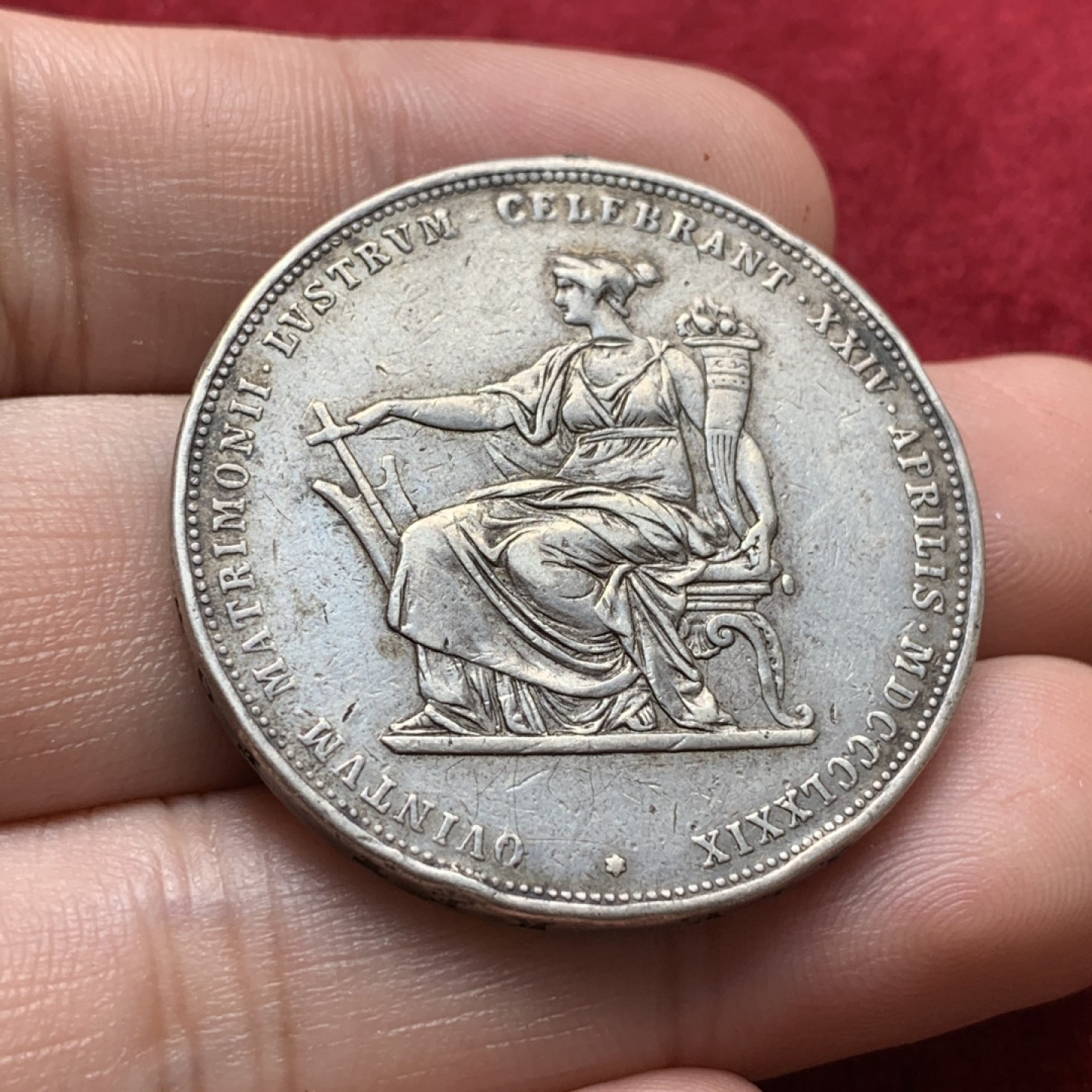 《竞宝斋》第71场-本周日，周一2场连拍（全场不限金额包邮） 1879年奥地利皇帝弗朗茨和茜茜公主银婚纪念2弗洛林大银币，有焊点，细节尚可未洗。