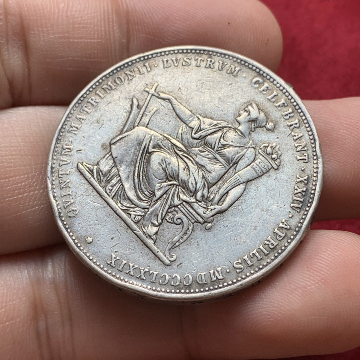 《竞宝斋》第71场-本周日，周一2场连拍（全场不限金额包邮） 1879年奥地利皇帝弗朗茨和茜茜公主银婚纪念2弗洛林大银币，有焊点，细节尚可未洗。