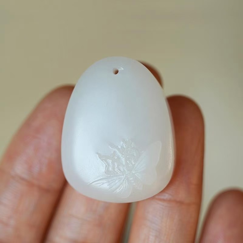 天然和田玉吊坠天然新疆白玉蝴蝶雕件天然玉石精工细作挂件