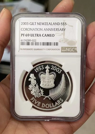 【麦克币章收藏】拍卖第一期 - 2004新西兰5dollars 鎏金精制银币，英女王伊丽莎白二世登基50周年纪念皇冠，正面鎏金