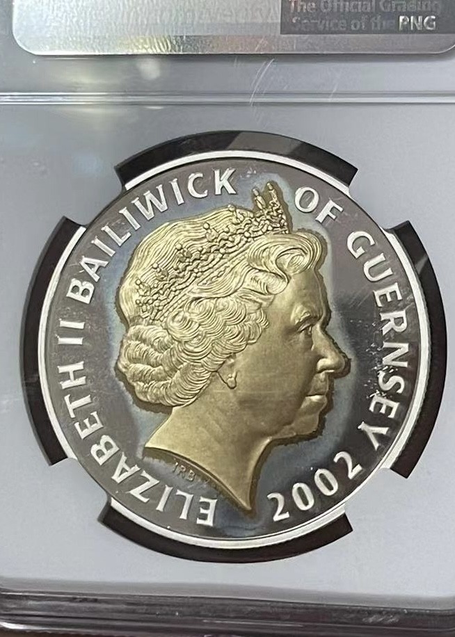 【麦克币章收藏】拍卖第一期 2002年根西岛鎏金£5精制银币，英女王金禧年纪念