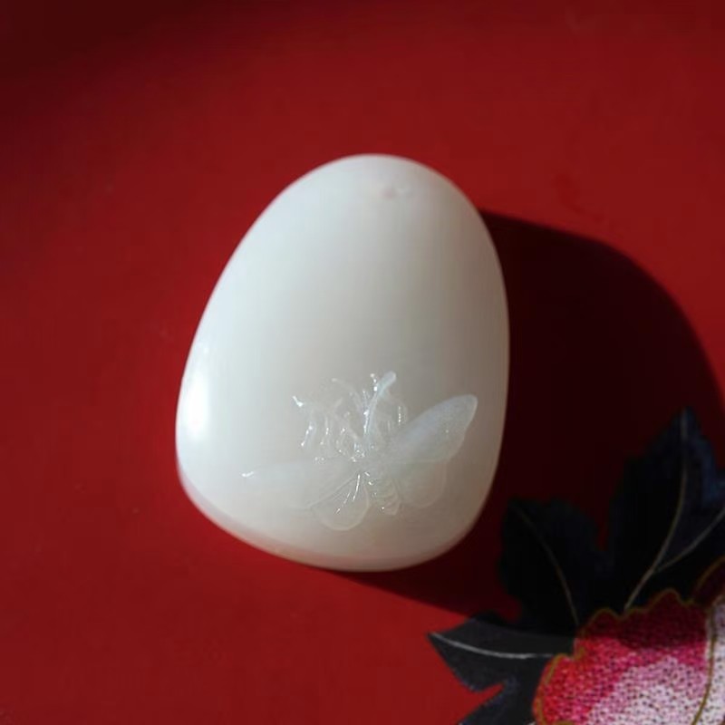 天然和田玉吊坠天然新疆白玉蝴蝶雕件天然玉石精工细作挂件