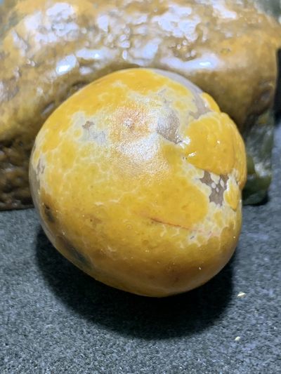精美高玉化冰飘料战国红玛瑙俏色巧雕金鲤鱼把件一个！ - 精美高玉化冰飘料战国红玛瑙俏色巧雕金鲤鱼把件一个！