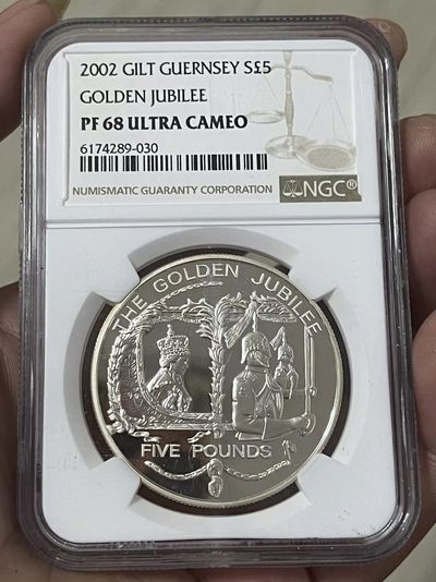 【麦克币章收藏】拍卖第一期 - 2002年根西岛鎏金£5精制银币，英女王金禧年纪念
