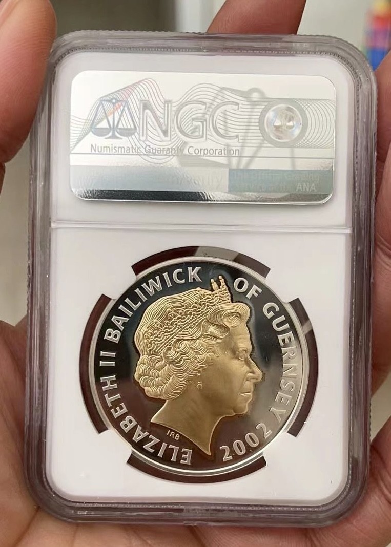 【麦克币章收藏】拍卖第一期 2002年根西岛鎏金£5精制银币，英女王金禧年纪念