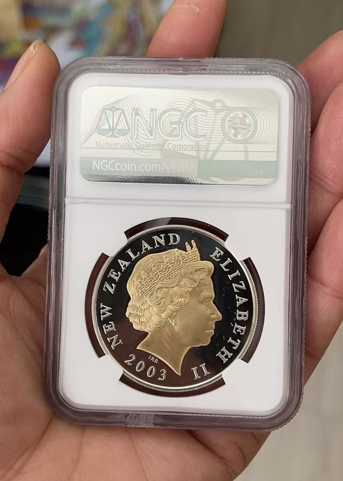 【麦克币章收藏】拍卖第一期 2004新西兰5dollars 鎏金精制银币，英女王伊丽莎白二世登基50周年纪念皇冠，正面鎏金
