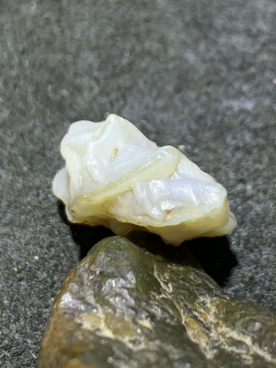精美戈壁筋脉石小原石一颗，