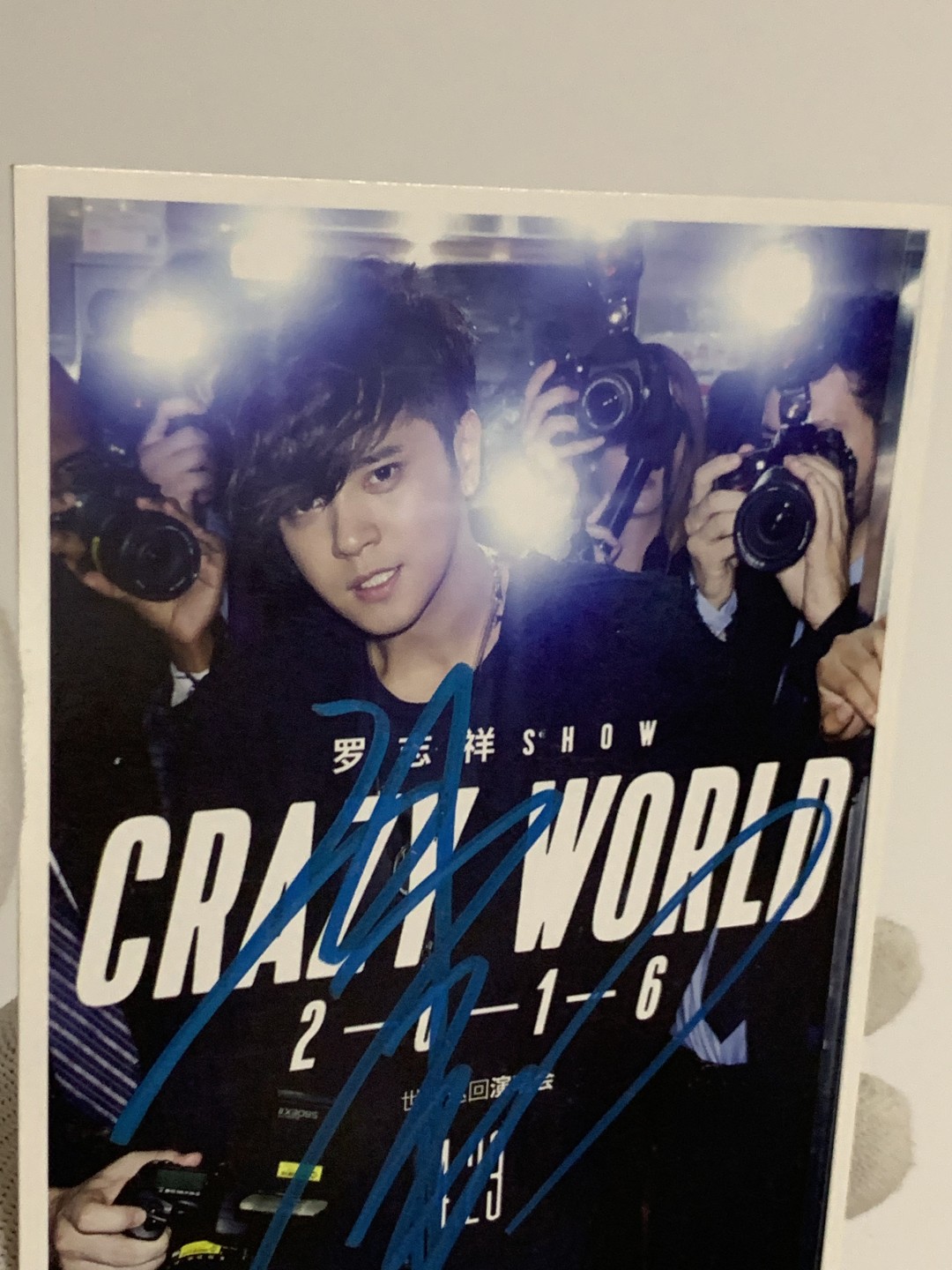 零元拍：罗志祥亲笔签名：CrazyWorld 世界巡回演唱会。宣传卡
