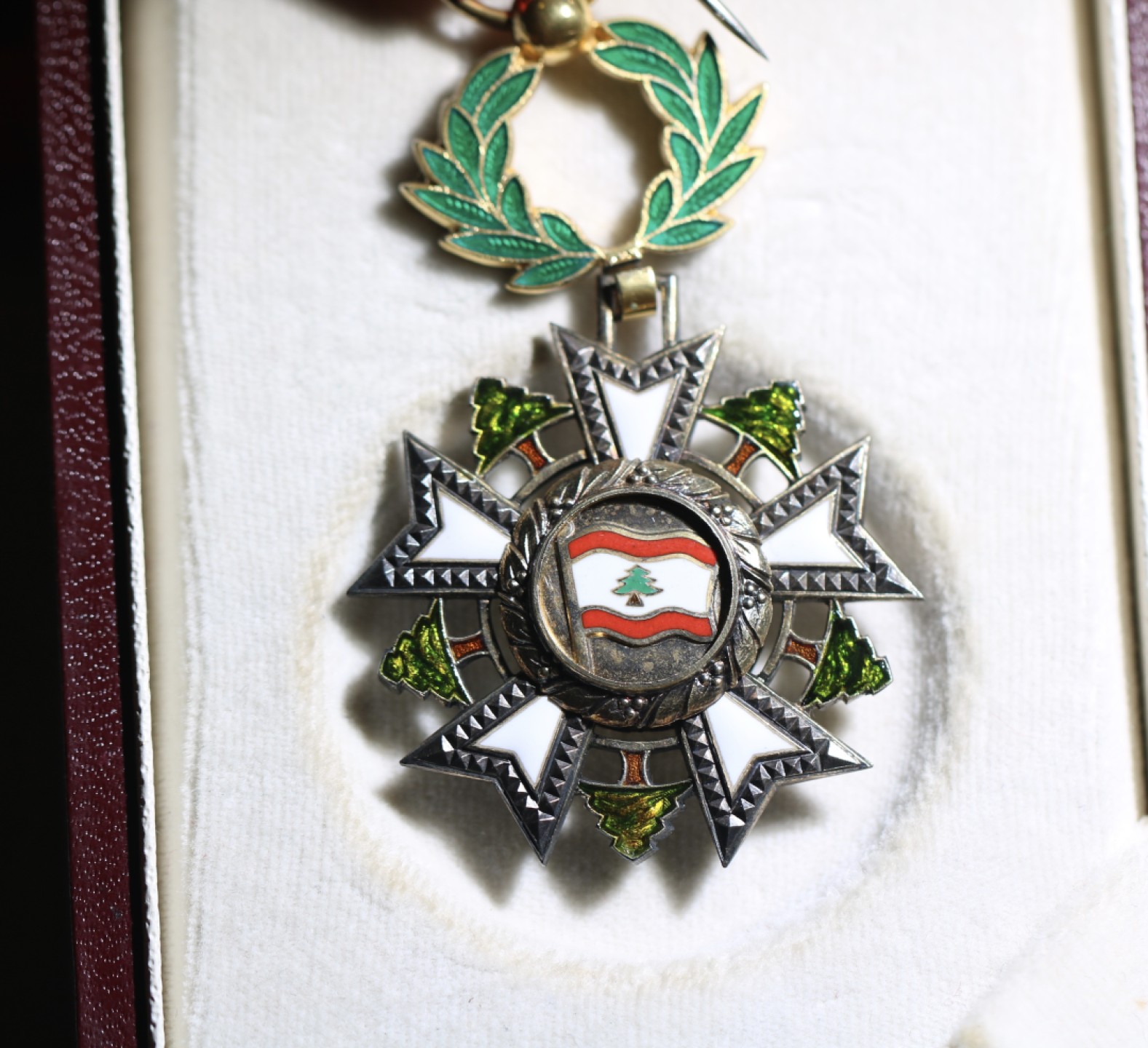大猫徽章拍卖第196期 黎巴嫩军官级雪松勋章。该国最高荣誉。本版为早期版本（50年代），瑞士制作，皮盒是著名皮具制造商所制作。冰心曾获得骑士级