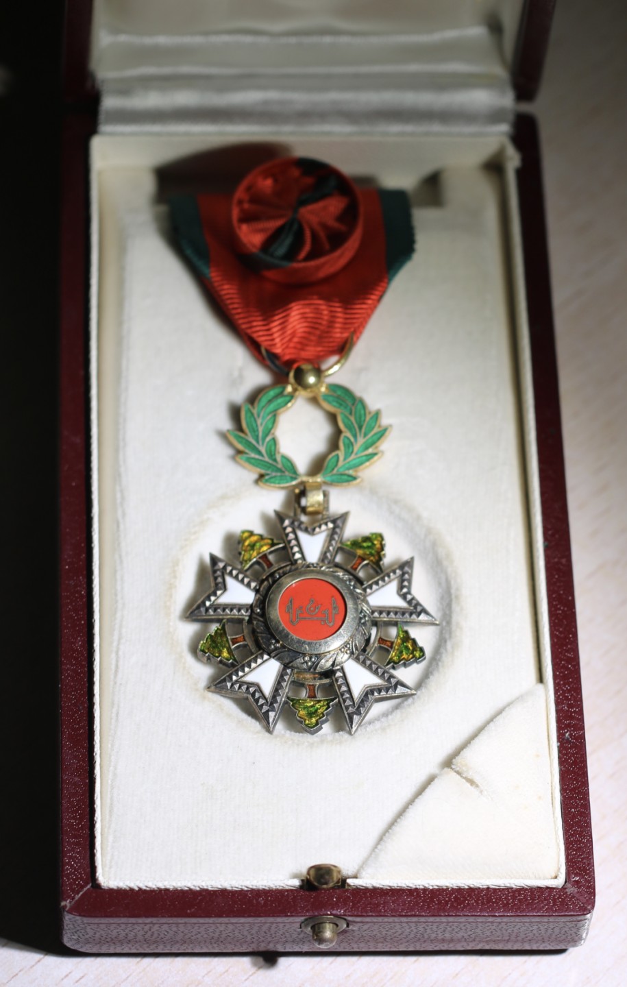 大猫徽章拍卖第196期 黎巴嫩军官级雪松勋章。该国最高荣誉。本版为早期版本（50年代），瑞士制作，皮盒是著名皮具制造商所制作。冰心曾获得骑士级