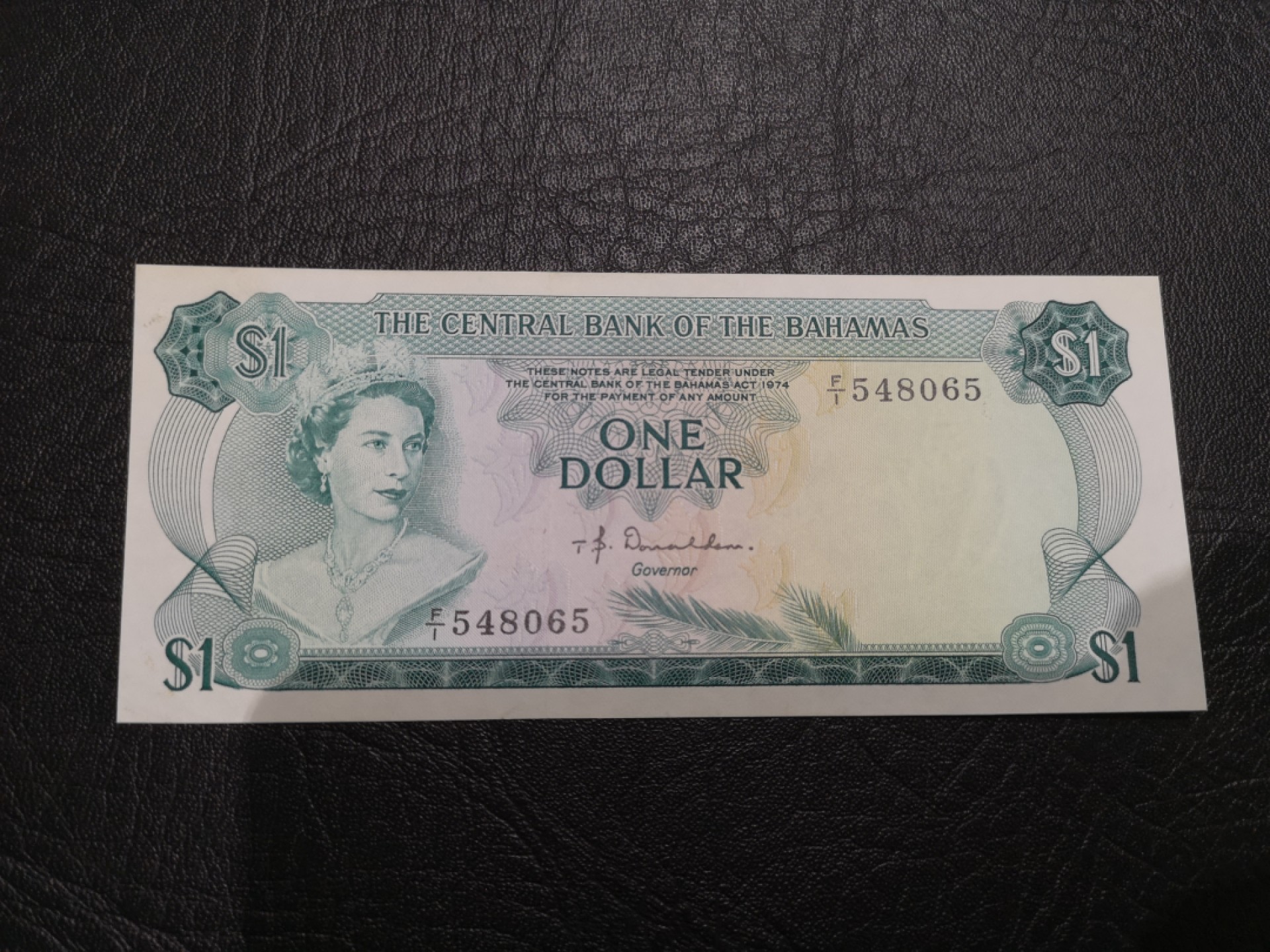 《外钞收藏家》第一百八十七期（本期71件） 1974年巴哈马1刀 全新 左上角一点油墨