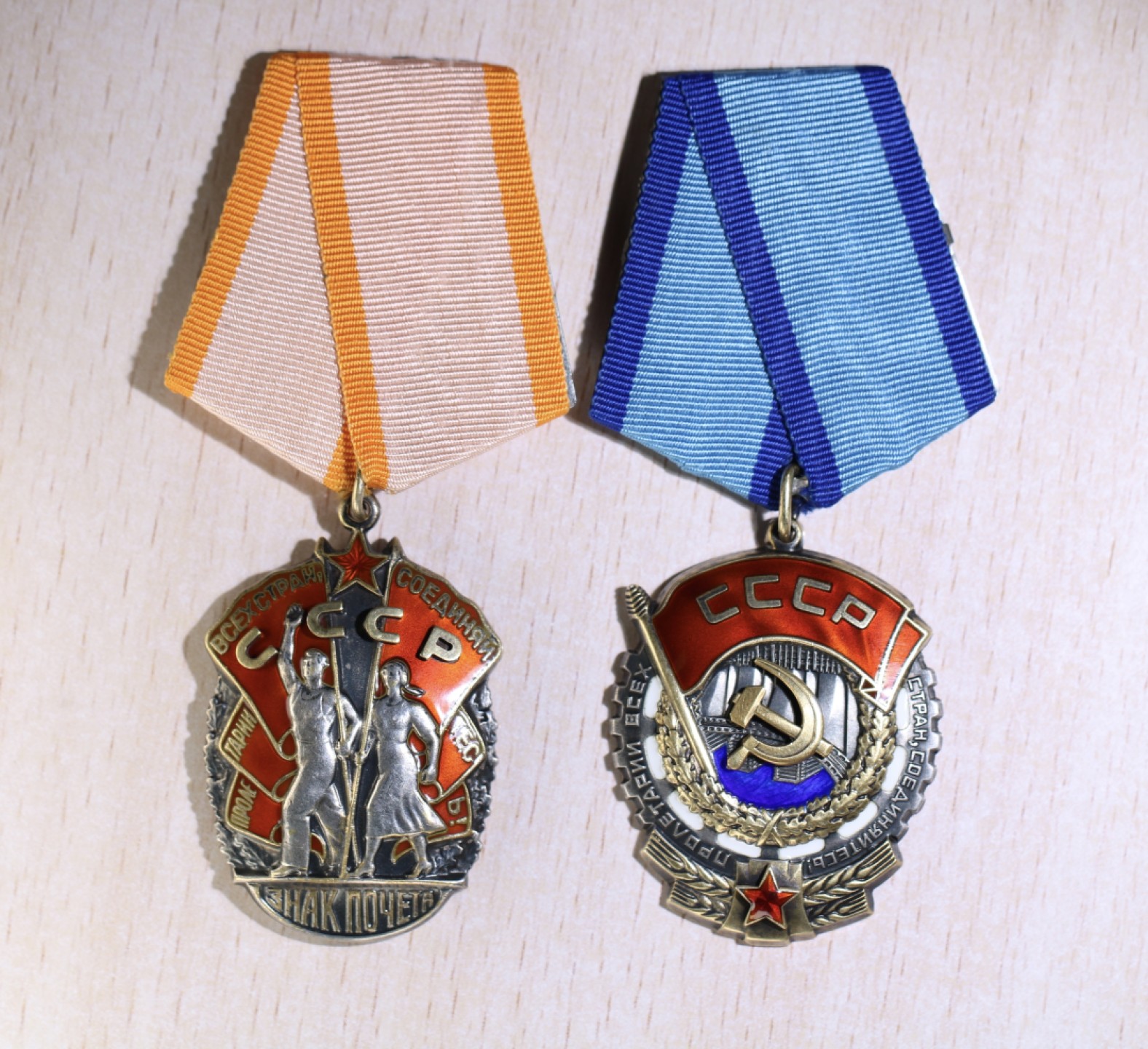 大猫徽章拍卖第196期 大国之矛——苏联潜射导弹大师，苏联海军导弹及火炮局局长鲁哈泽-拉斯蒂斯拉夫同志三武套章。作为这一领域的专家他对4K-10, 3M-20, 4K-75, 3M-40, 3M-65, 3M-37, 3M-55和3M-70导弹系统等的研发！他的每粒勋章都有单独的奖励卡，每粒都是为奖励他研发改进某一款或几款导弹所授予，可谓含金量十足，1988年他被荣升为海军导弹和火炮装备局局长，直至1992年退休。