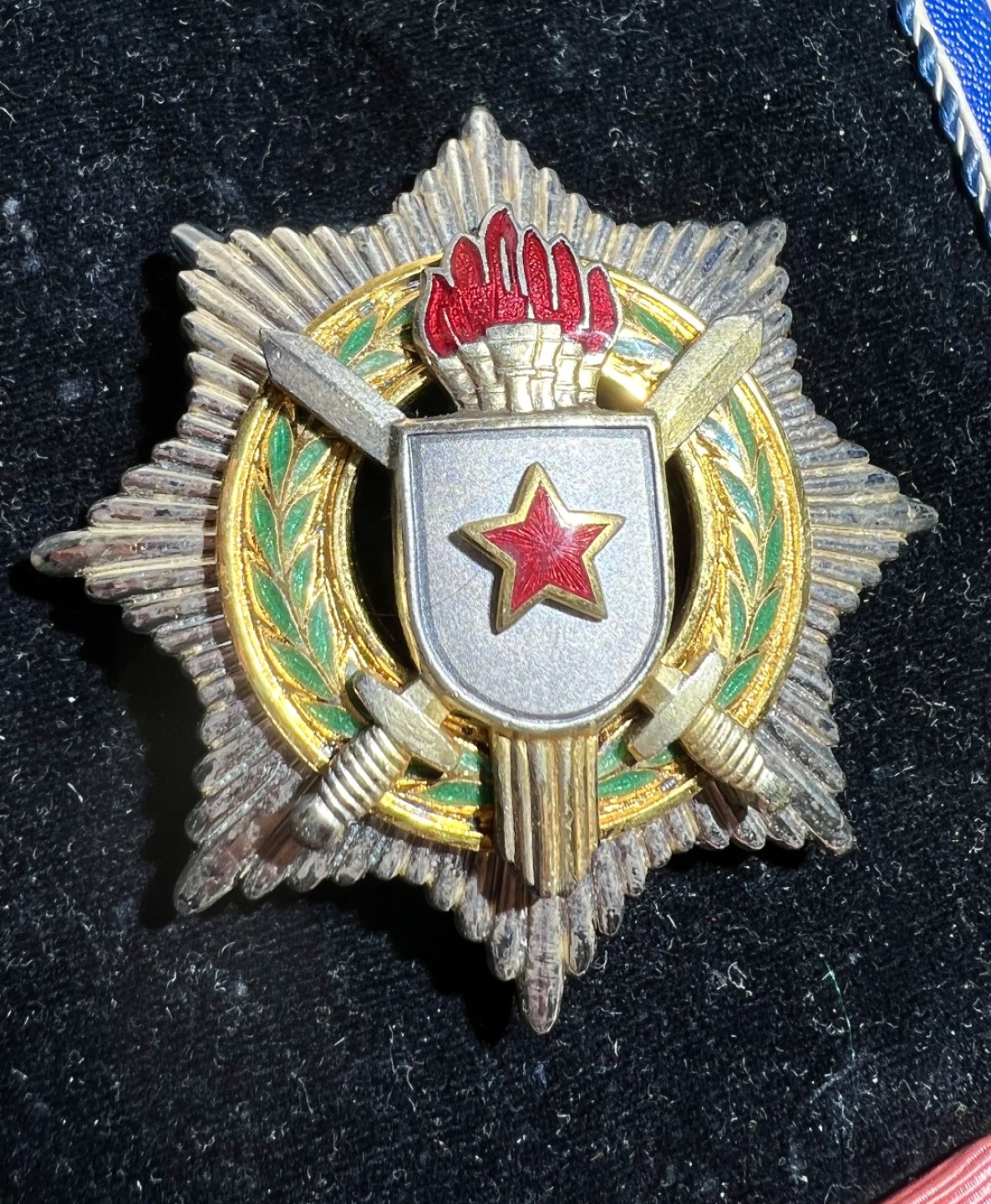 大猫徽章拍卖第196期 南斯拉夫2级军事功勋勋章 原盒 银质好品