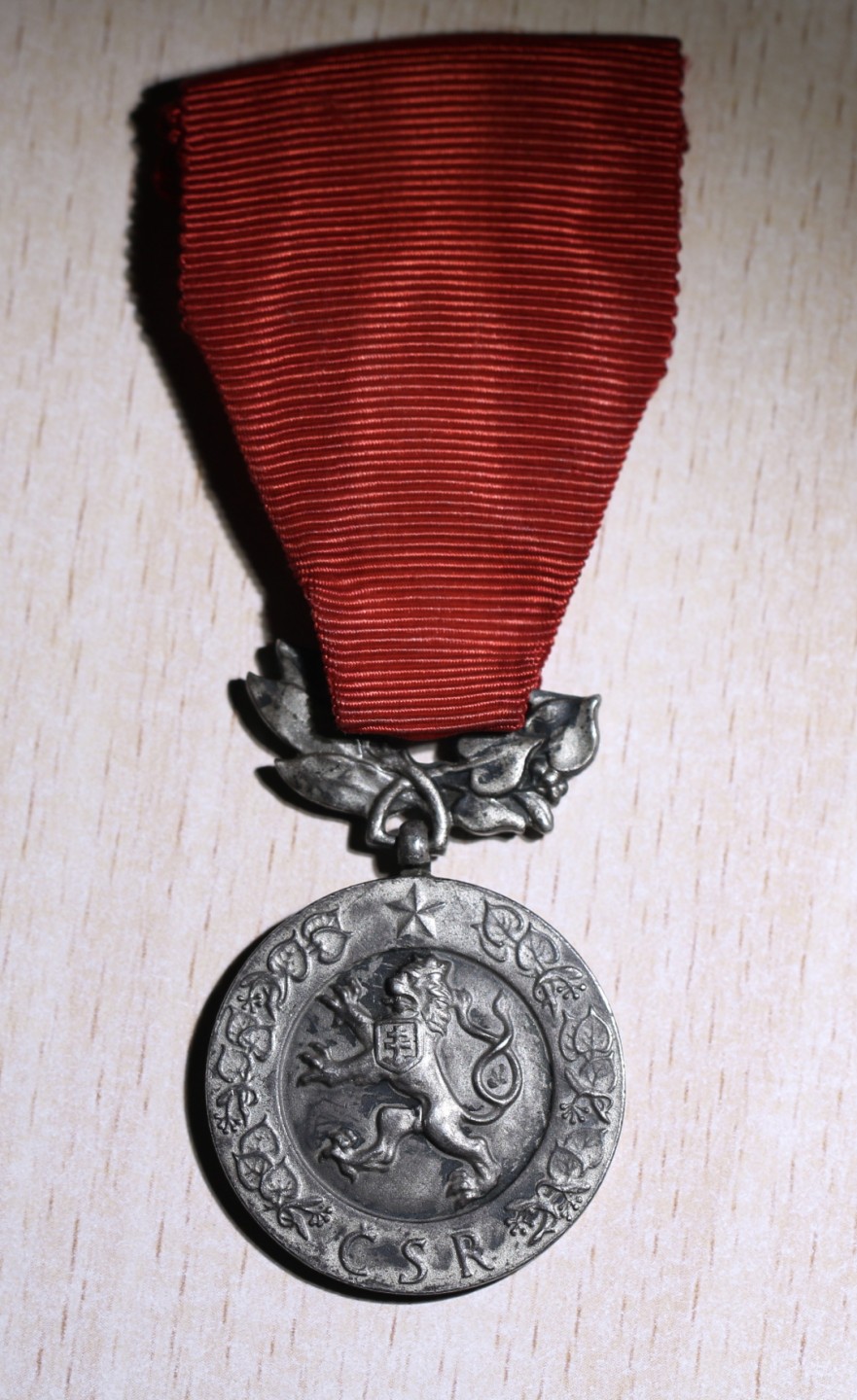 大猫徽章拍卖第196期 捷克斯洛伐克第一共和国本土防御奖章，为抵御德军所发，时间极短，存世量少。纯银制作，带厂标和银标