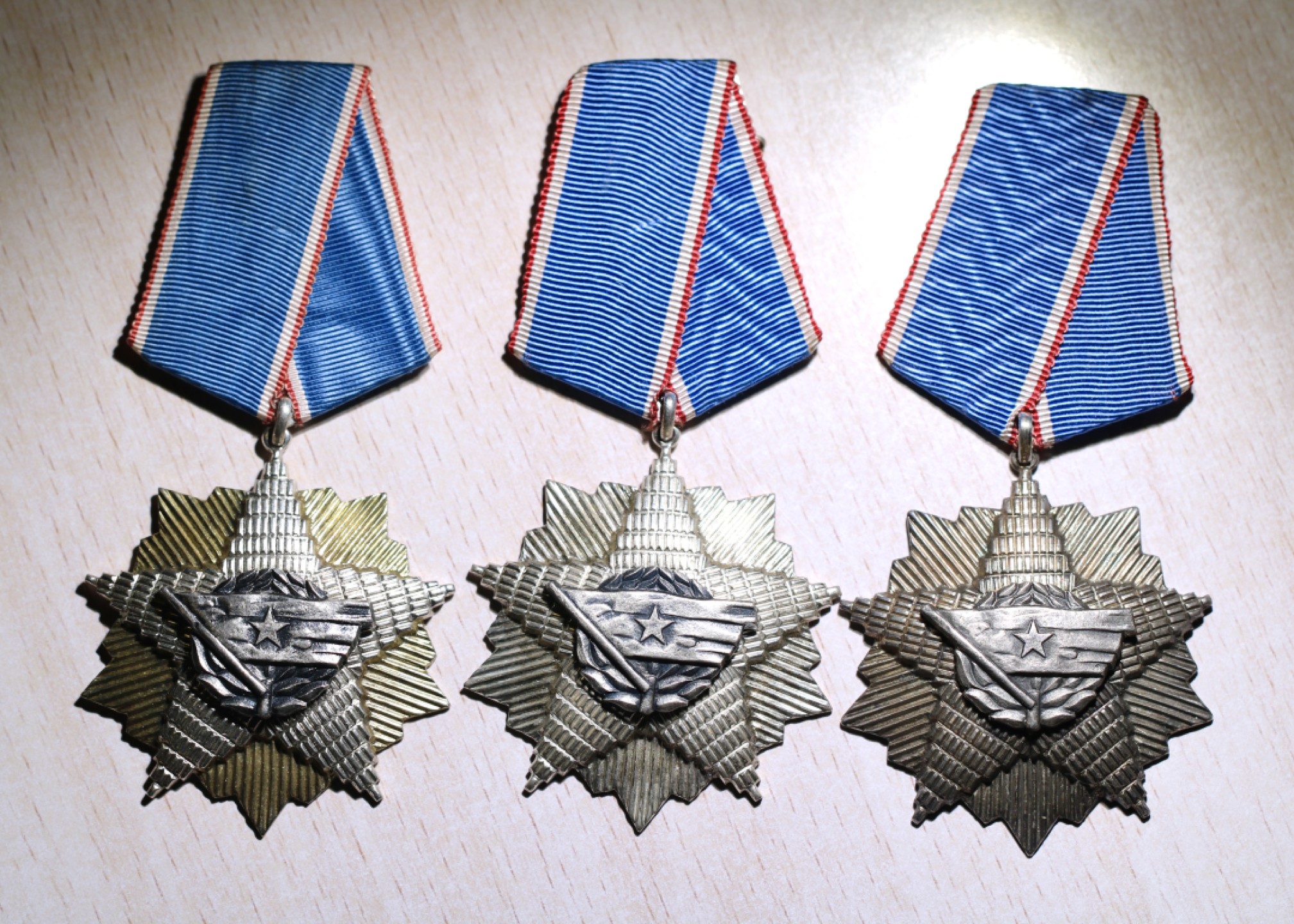 大猫徽章拍卖第196期 南斯拉夫国旗勋章一组 四级一枚 五级两枚 银质