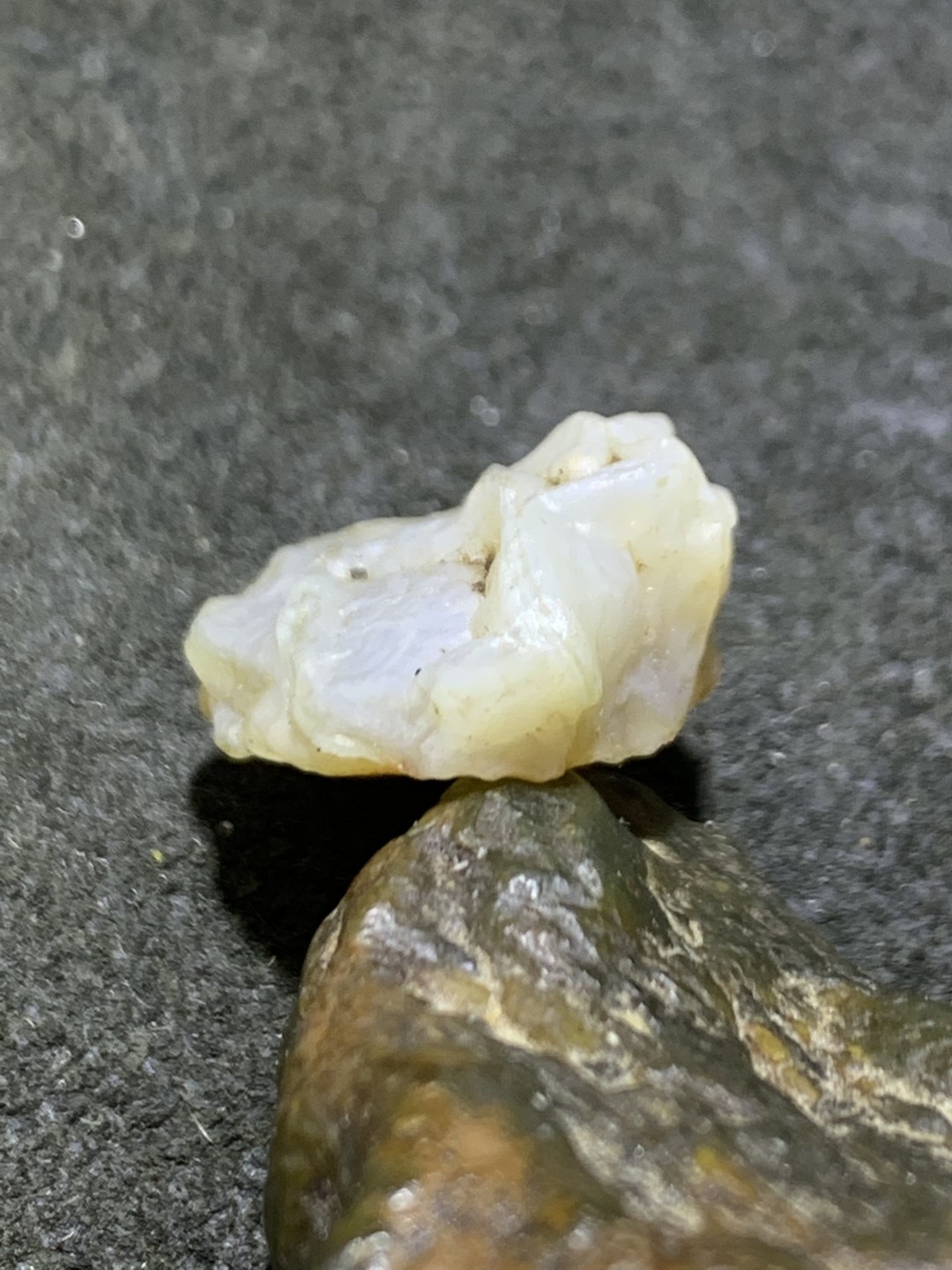 精美戈壁筋脉石小原石一颗，