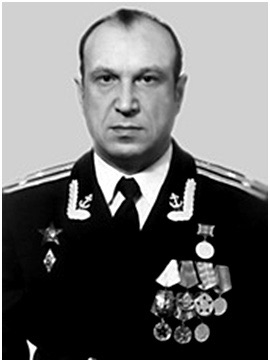 大猫徽章拍卖第196期 大国之矛——苏联潜射导弹大师，苏联海军导弹及火炮局局长鲁哈泽-拉斯蒂斯拉夫同志三武套章。作为这一领域的专家他对4K-10, 3M-20, 4K-75, 3M-40, 3M-65, 3M-37, 3M-55和3M-70导弹系统等的研发！他的每粒勋章都有单独的奖励卡，每粒都是为奖励他研发改进某一款或几款导弹所授予，可谓含金量十足，1988年他被荣升为海军导弹和火炮装备局局长，直至1992年退休。