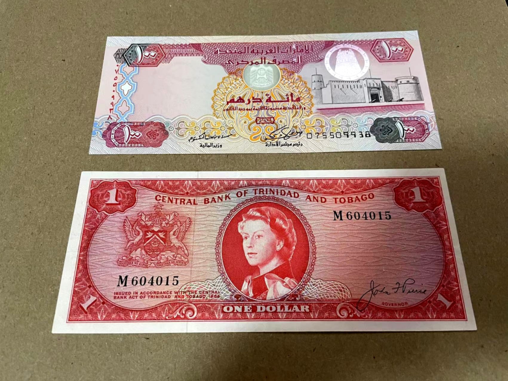 新纪元！【Blue Auction】✨世界纸币精拍第201期【精】   【一组2张】阿联酋早期版本100迪拉姆 AU&特立尼达和多巴哥 1964年1元 戎装女王 品相如图