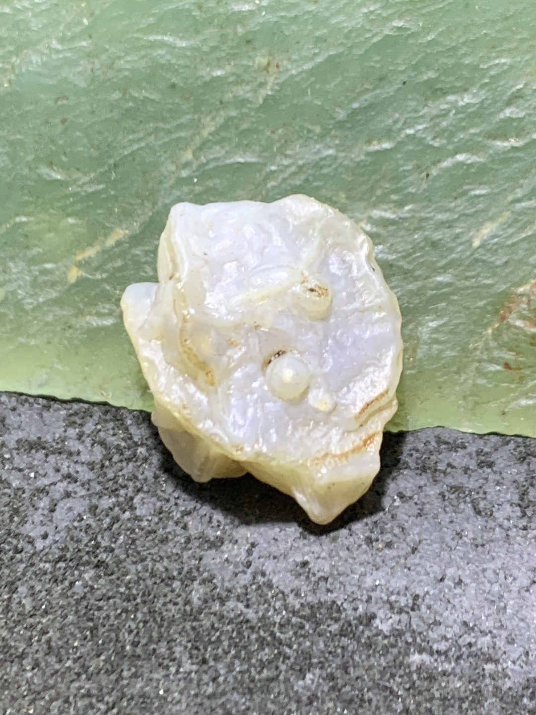 精美戈壁筋脉石小原石一颗，