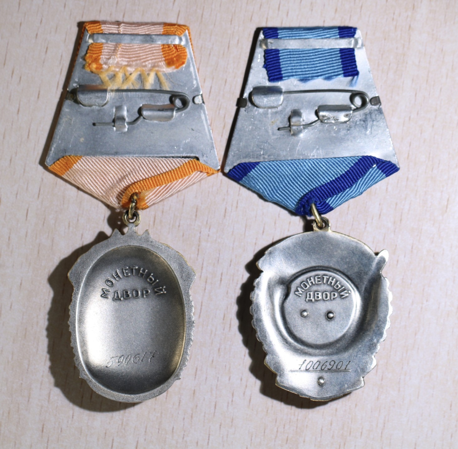 大猫徽章拍卖第196期 大国之矛——苏联潜射导弹大师，苏联海军导弹及火炮局局长鲁哈泽-拉斯蒂斯拉夫同志三武套章。作为这一领域的专家他对4K-10, 3M-20, 4K-75, 3M-40, 3M-65, 3M-37, 3M-55和3M-70导弹系统等的研发！他的每粒勋章都有单独的奖励卡，每粒都是为奖励他研发改进某一款或几款导弹所授予，可谓含金量十足，1988年他被荣升为海军导弹和火炮装备局局长，直至1992年退休。