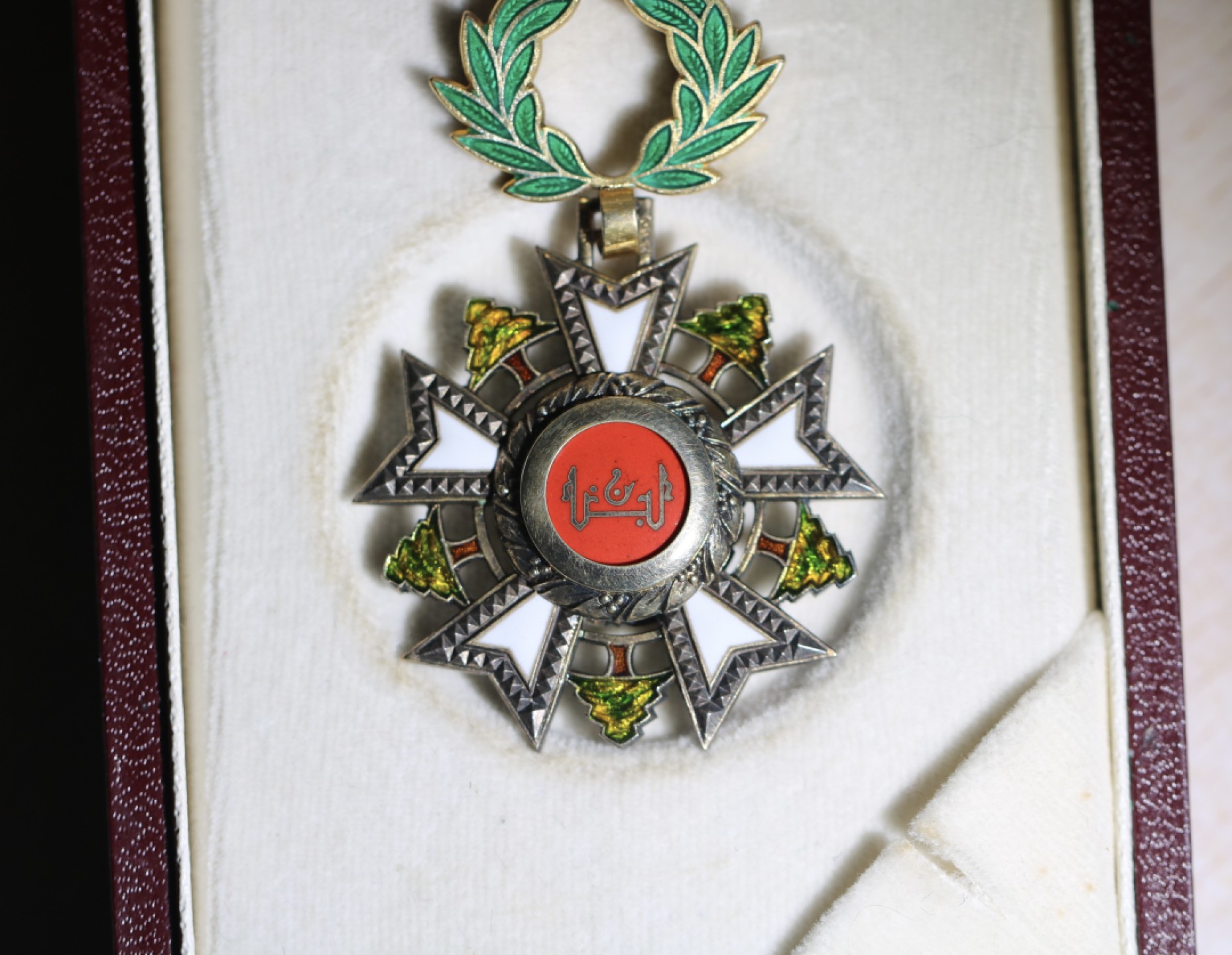 大猫徽章拍卖第196期 黎巴嫩军官级雪松勋章。该国最高荣誉。本版为早期版本（50年代），瑞士制作，皮盒是著名皮具制造商所制作。冰心曾获得骑士级