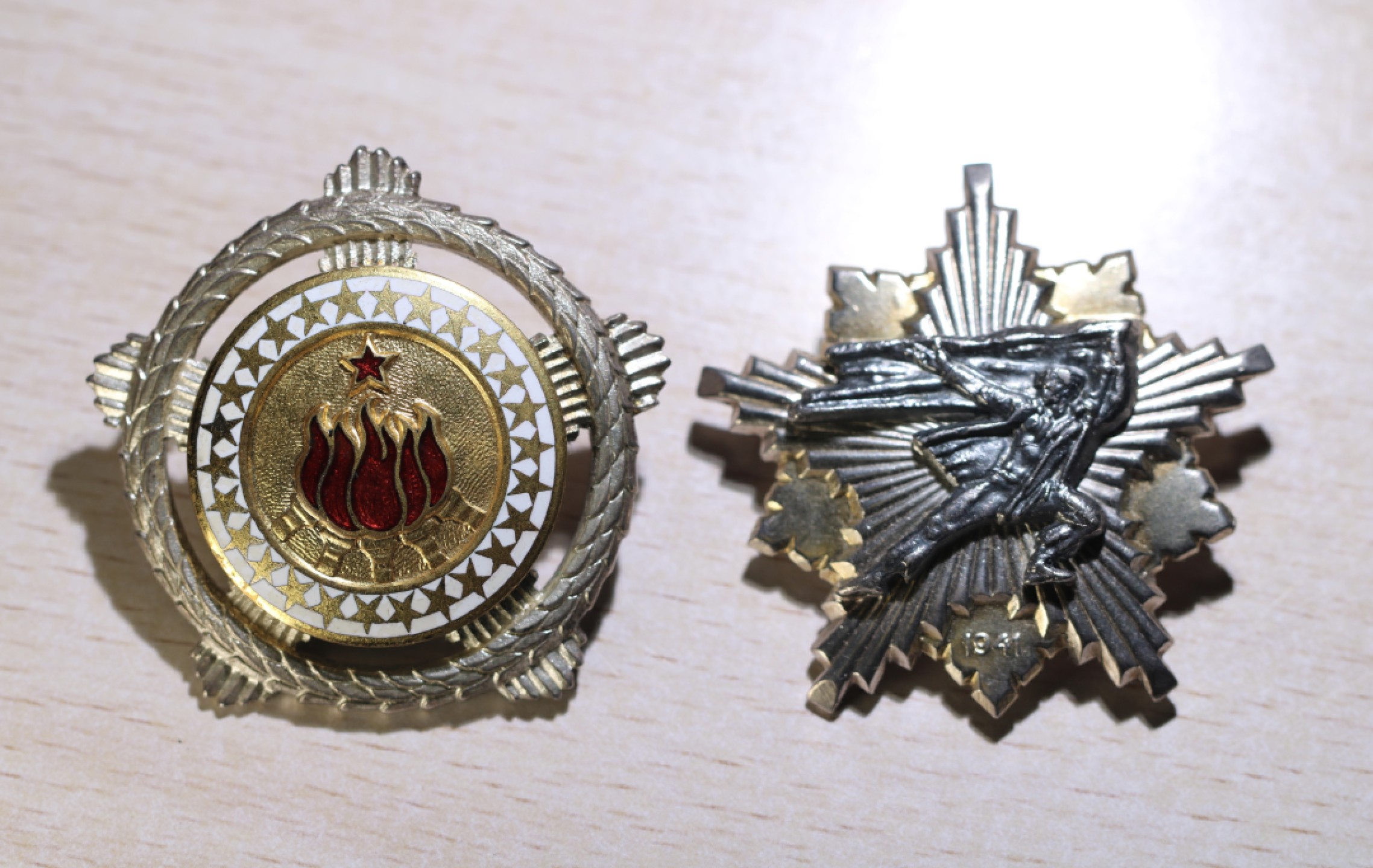 大猫徽章拍卖第196期 南斯拉夫2级团结与友谊勋章 游击队记忆勋章 两枚银质