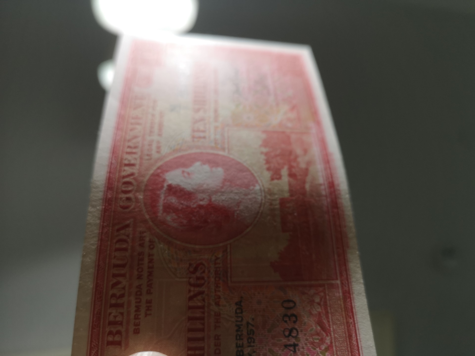 《外钞收藏家》第一百八十七期（本期71件） 1957年百慕大10先令 AU品相 有不明显的折