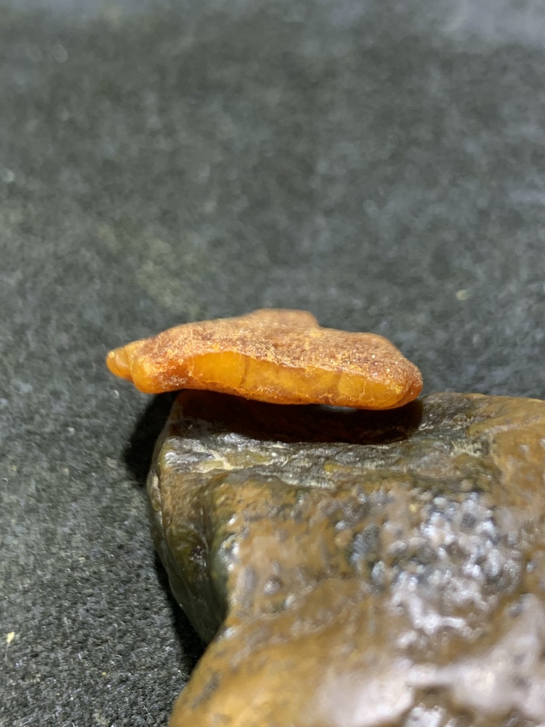 天然蜜蜡小原石一块，
