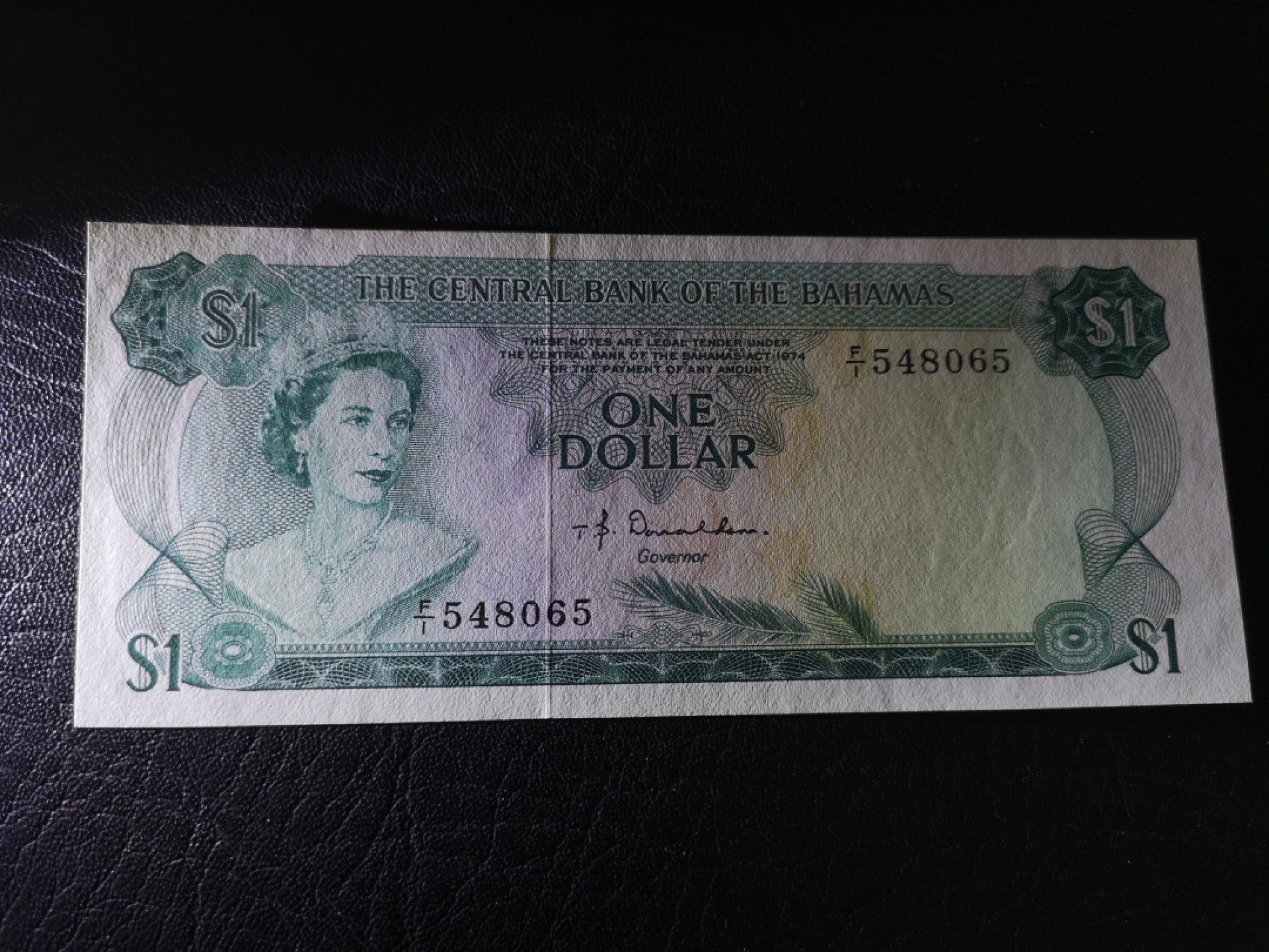 《外钞收藏家》第一百八十七期（本期71件） 1974年巴哈马1刀 全新 左上角一点油墨