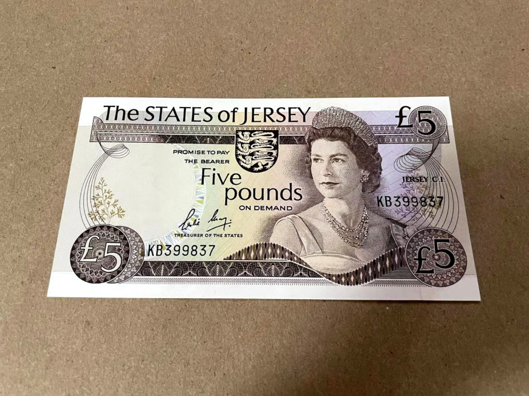 新纪元！【Blue Auction】✨世界纸币精拍第201期【精】   【科比冠】泽西岛1976-1988年 5镑 全新UNC 高冠女王 非常精美