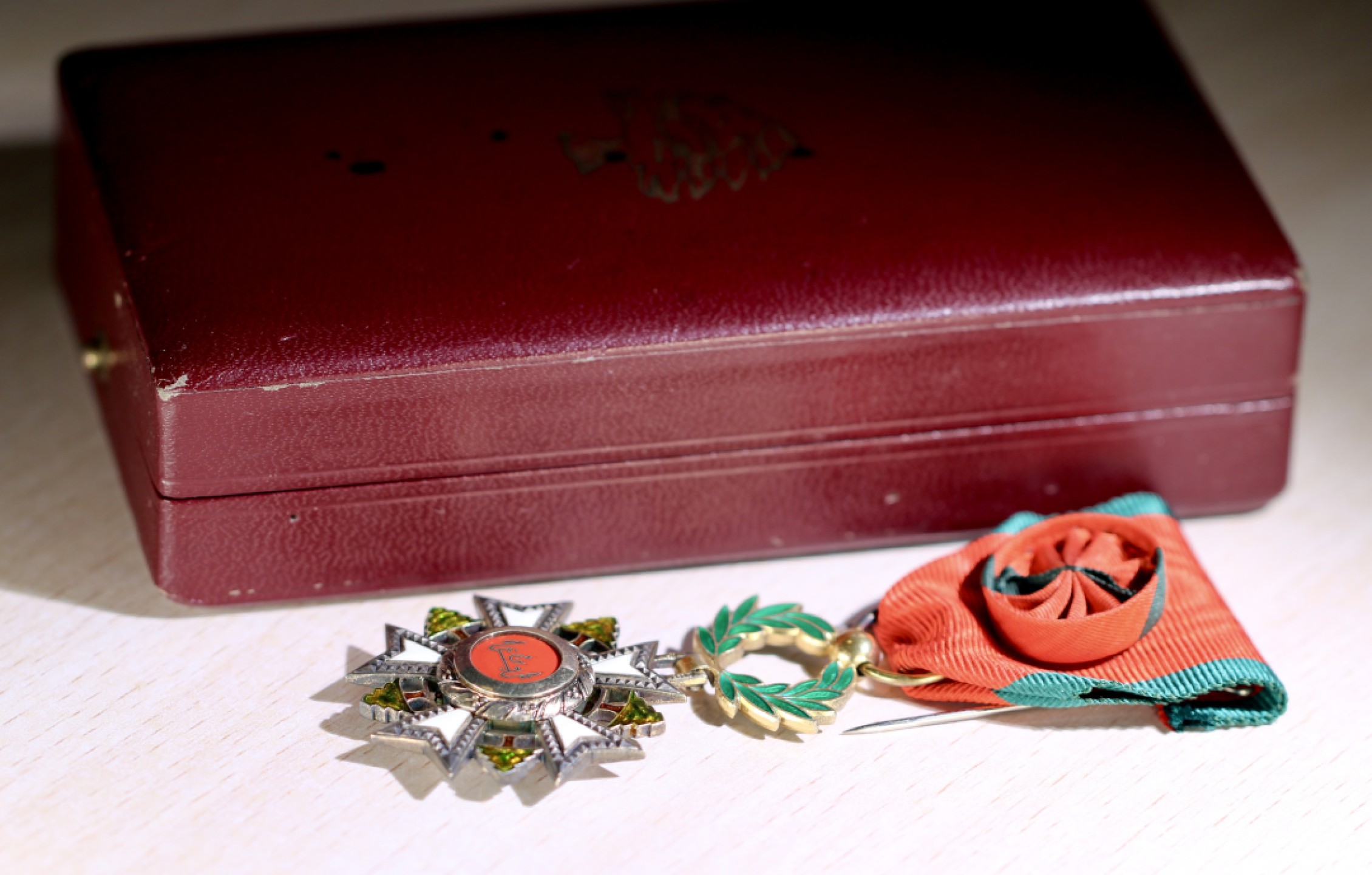 大猫徽章拍卖第196期 黎巴嫩军官级雪松勋章。该国最高荣誉。本版为早期版本（50年代），瑞士制作，皮盒是著名皮具制造商所制作。冰心曾获得骑士级