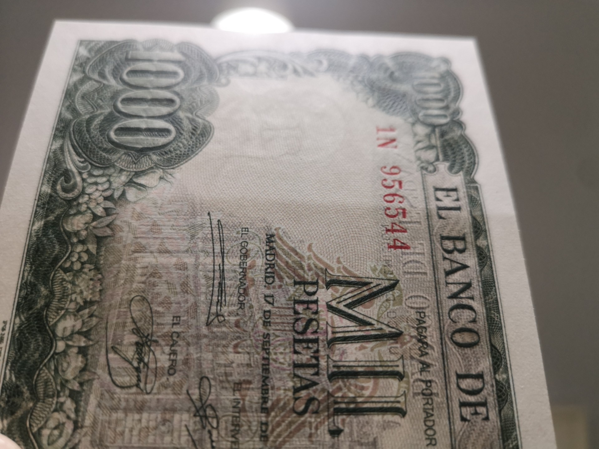 《外钞收藏家》第一百八十七期（本期71件） 1971年西班牙1000比塞塔 有软折 不明显