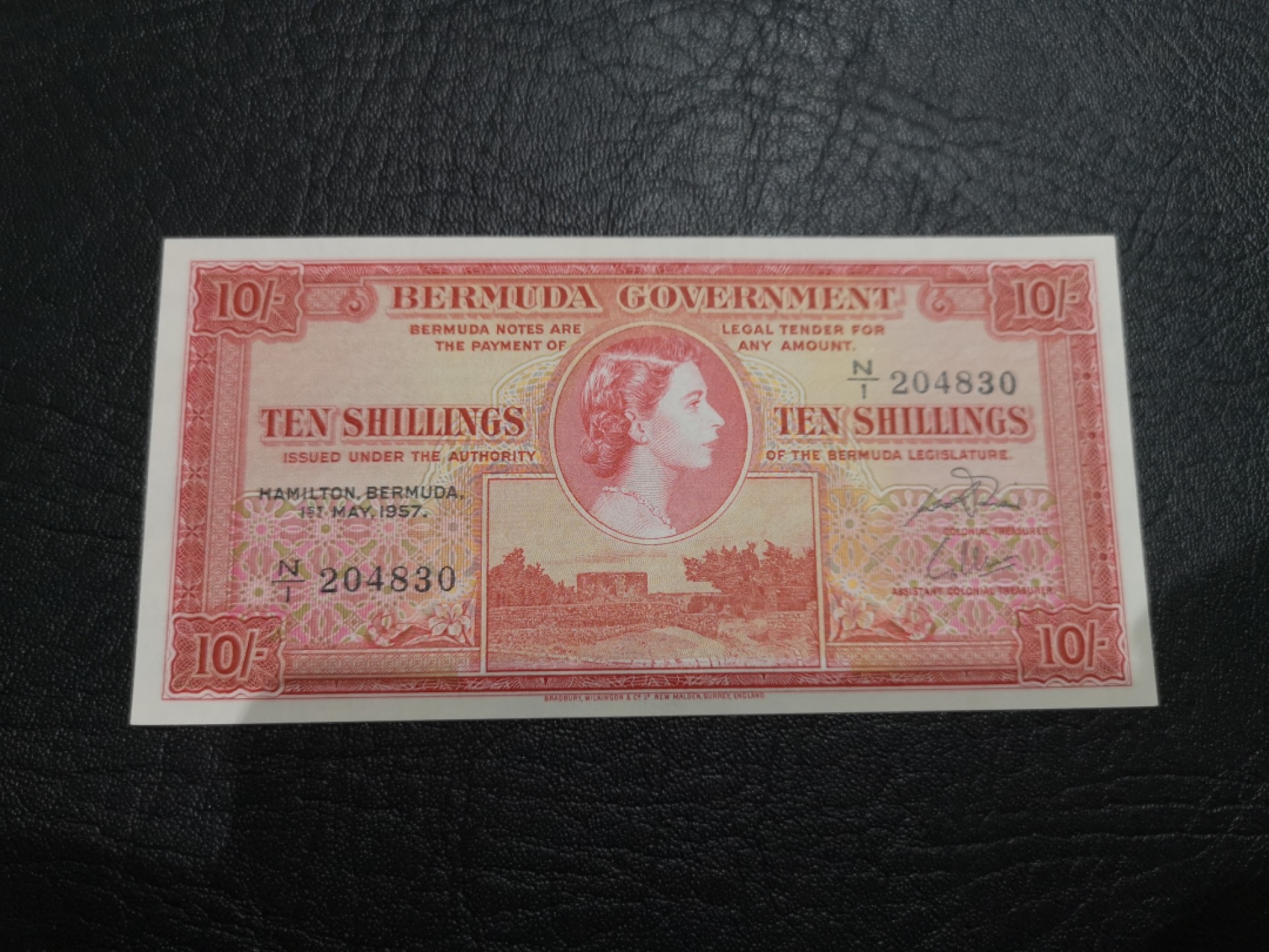 《外钞收藏家》第一百八十七期（本期71件） 1957年百慕大10先令 AU品相 有不明显的折