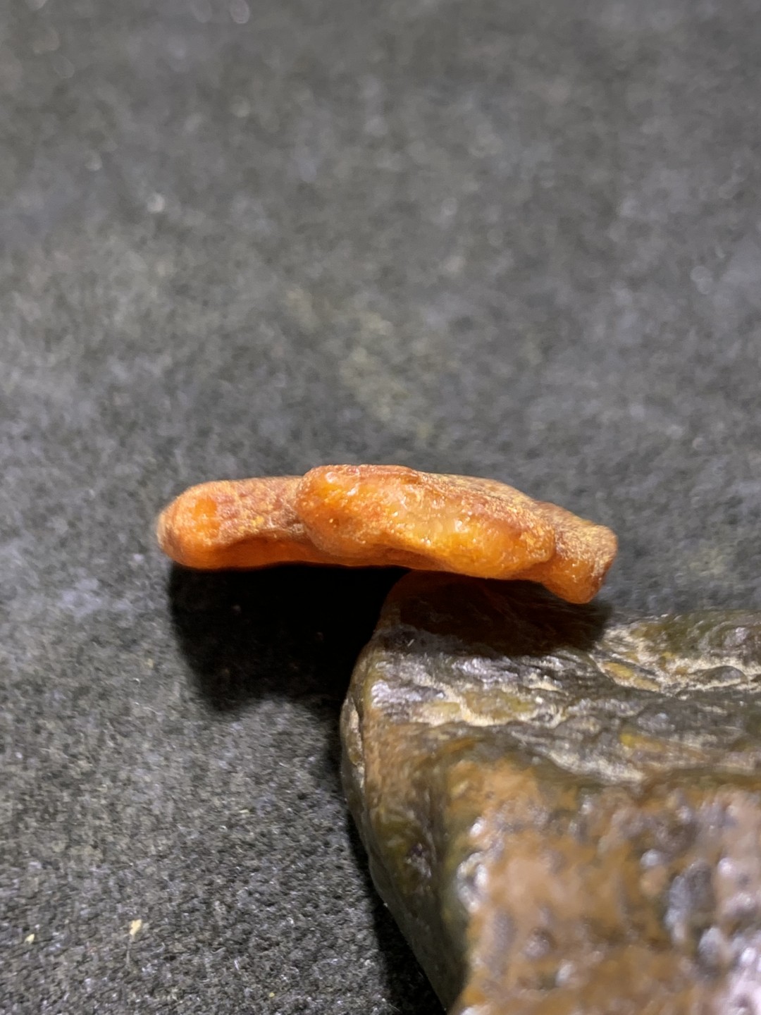 天然蜜蜡小原石一块，