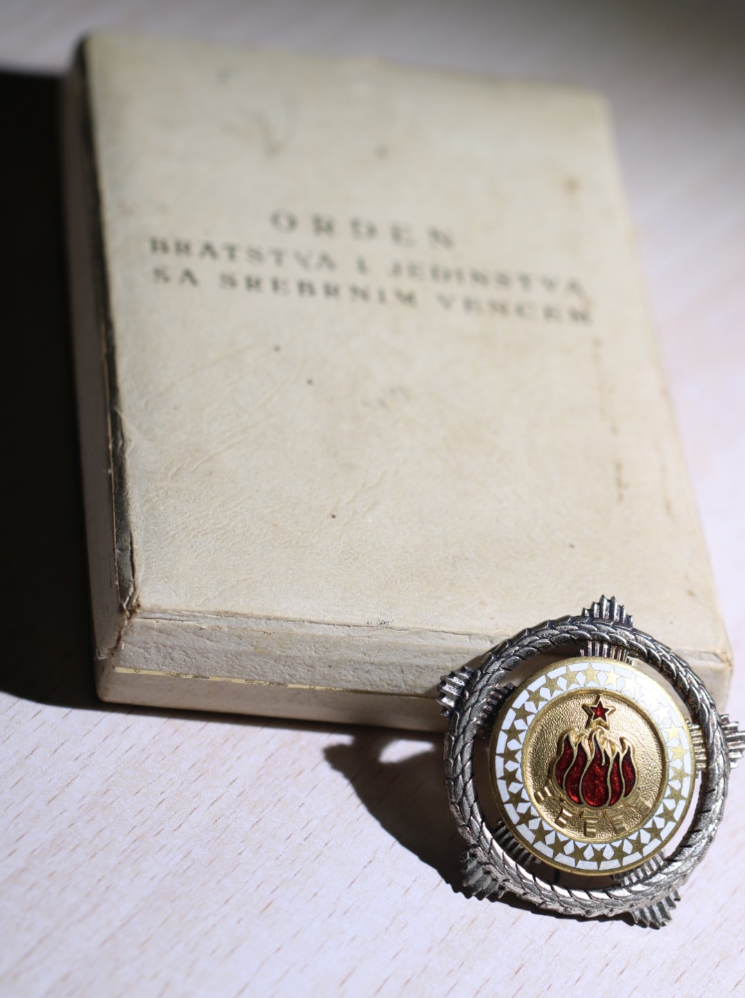 大猫徽章拍卖第196期 南斯拉夫2级团结与友谊勋章 银质珐琅 原盒