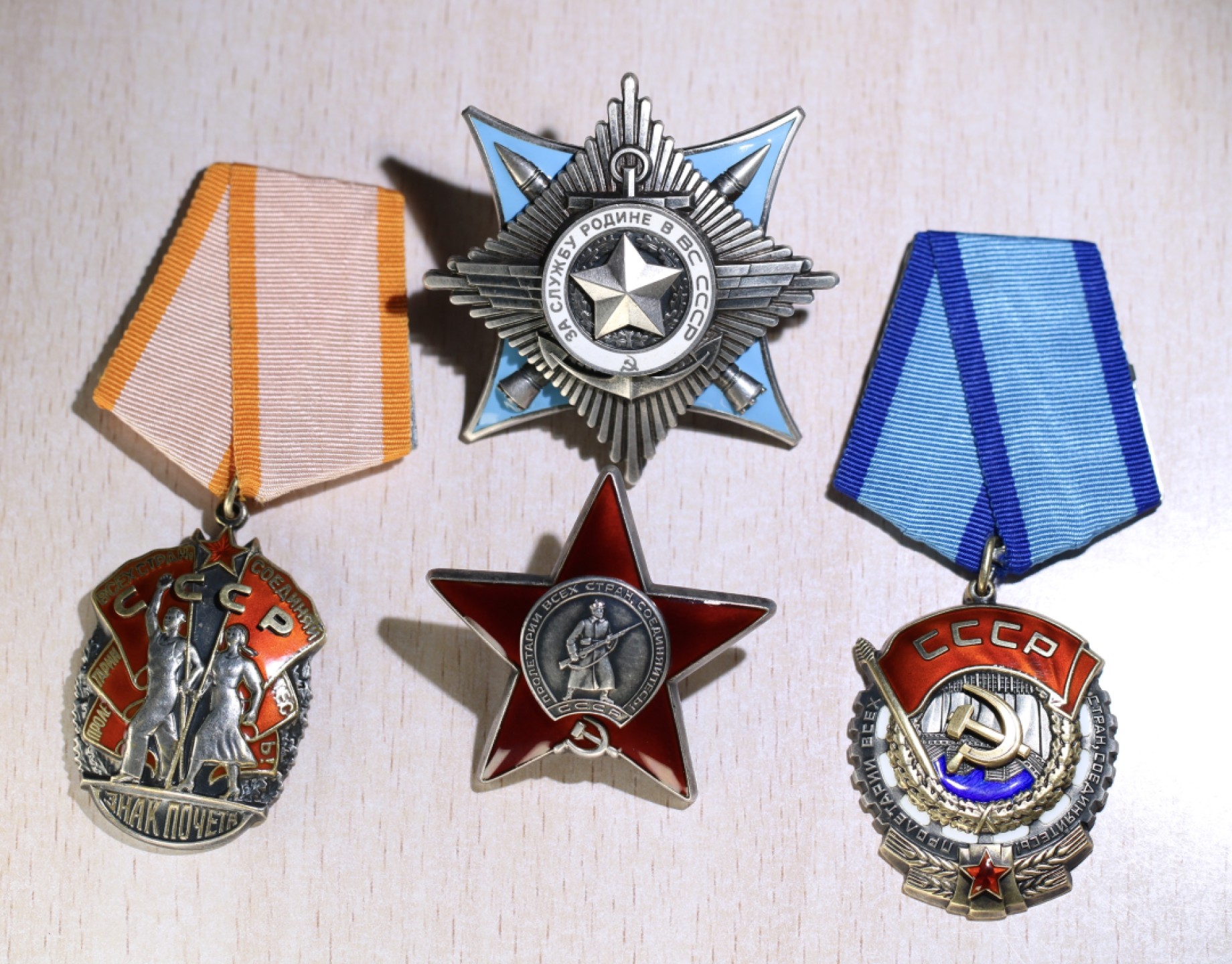 大猫徽章拍卖第196期 大国之矛——苏联潜射导弹大师，苏联海军导弹及火炮局局长鲁哈泽-拉斯蒂斯拉夫同志三武套章。作为这一领域的专家他对4K-10, 3M-20, 4K-75, 3M-40, 3M-65, 3M-37, 3M-55和3M-70导弹系统等的研发！他的每粒勋章都有单独的奖励卡，每粒都是为奖励他研发改进某一款或几款导弹所授予，可谓含金量十足，1988年他被荣升为海军导弹和火炮装备局局长，直至1992年退休。