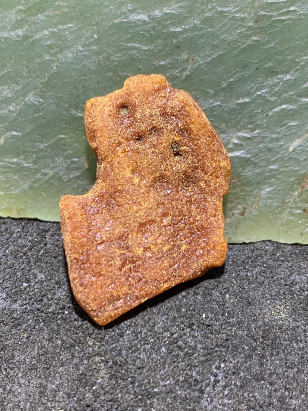 天然蜜蜡小原石一块，