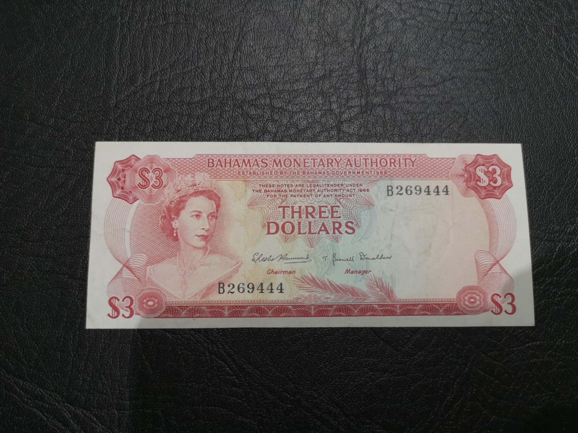 《外钞收藏家》第一百八十七期（本期71件） 1968年巴哈马3刀 近全新 边角有点瑕疵 不太干净