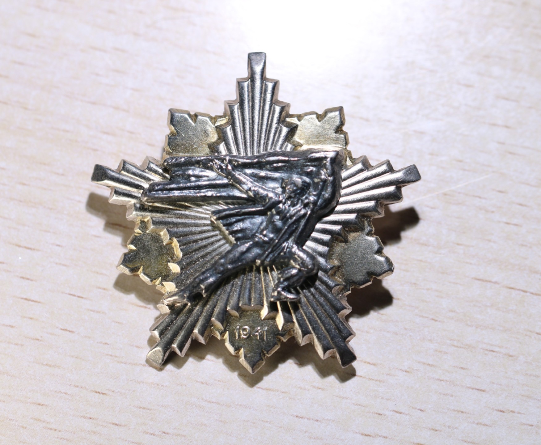 大猫徽章拍卖第196期 南斯拉夫2级团结与友谊勋章 游击队记忆勋章 两枚银质