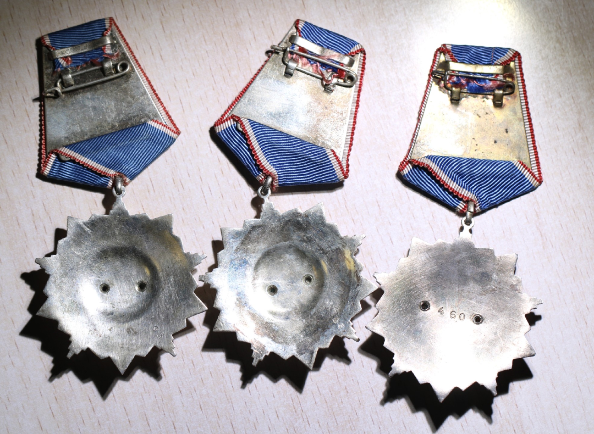 大猫徽章拍卖第196期 南斯拉夫国旗勋章一组 四级一枚 五级两枚 银质