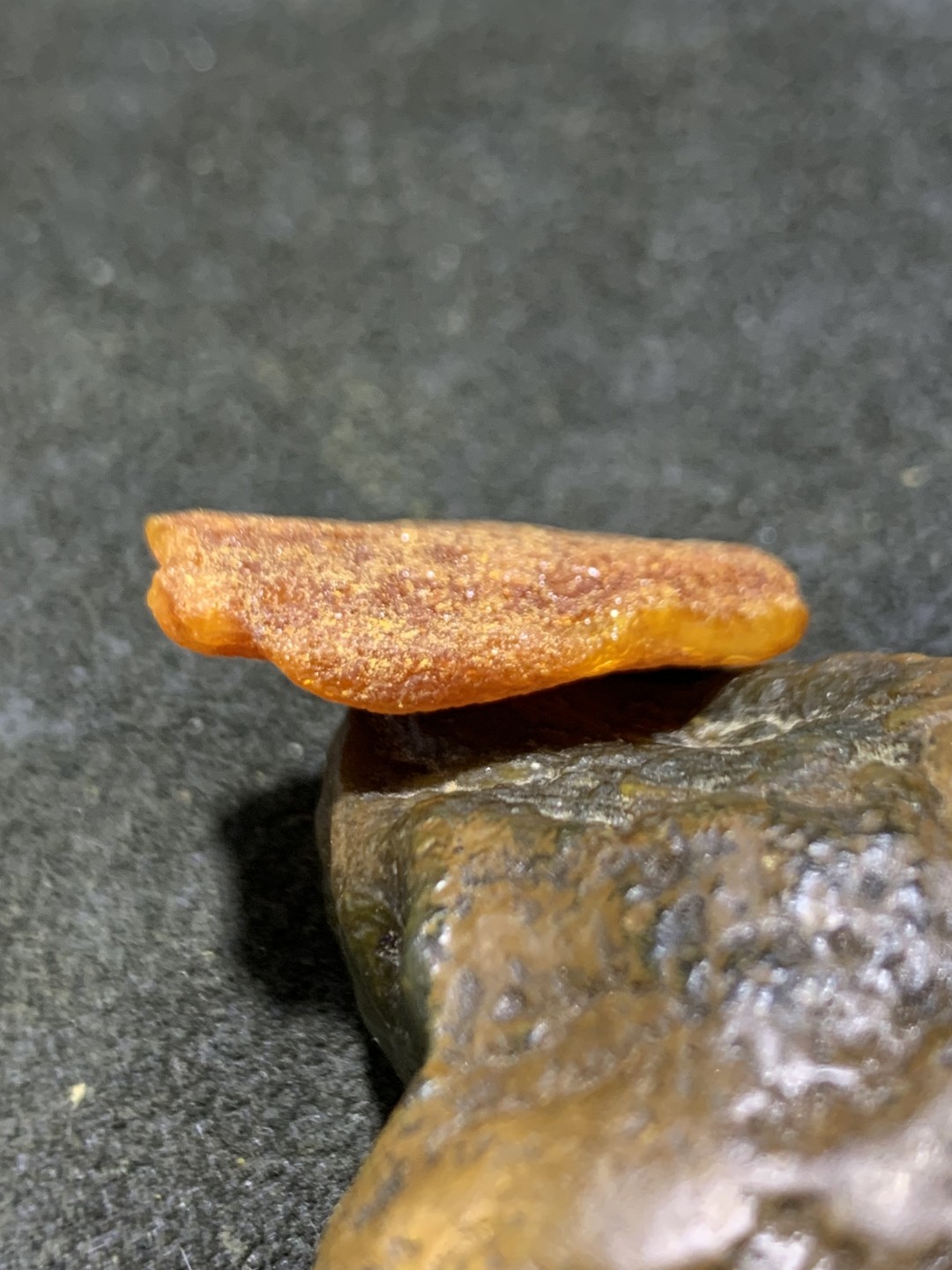 天然蜜蜡小原石一块，